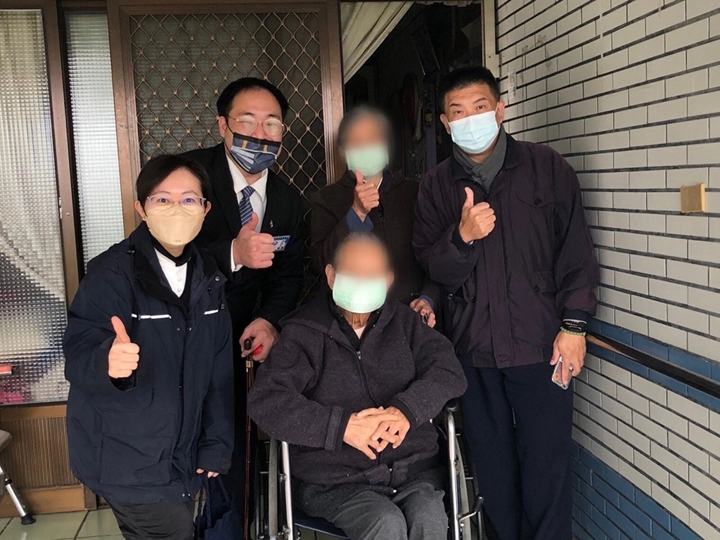 2月22日慈濟社工與志工前往案家驗收工程,案家表示很滿意、感到很幸福。