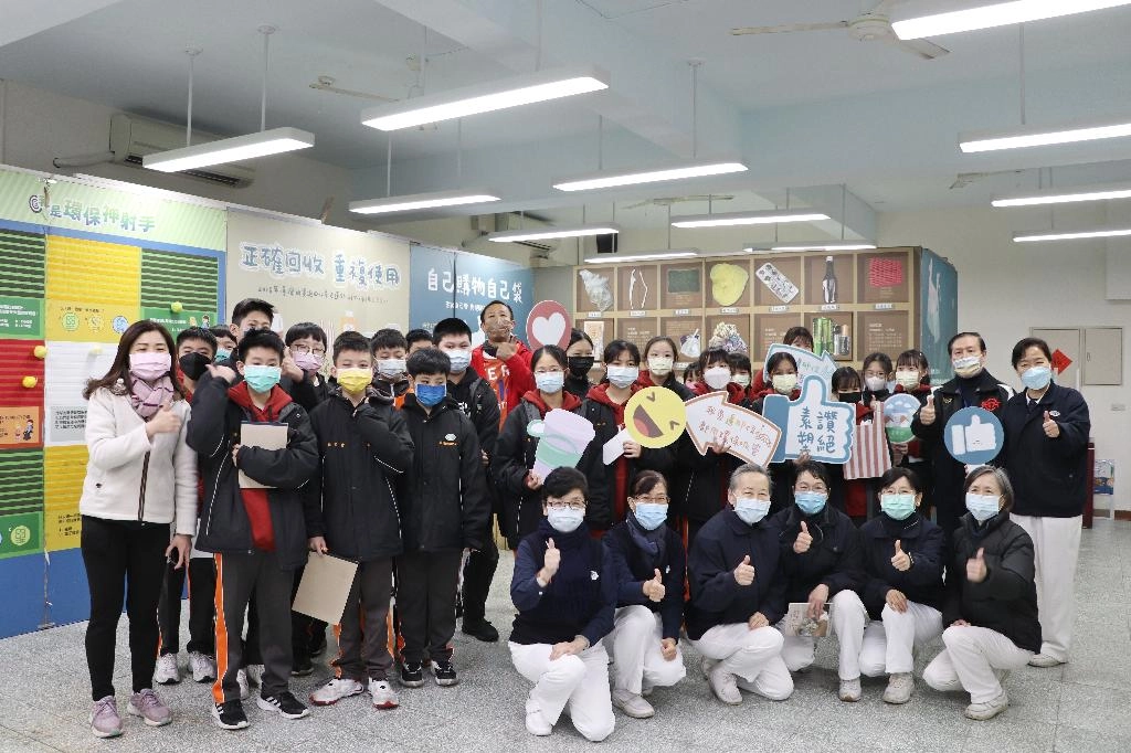 慈濟志工全力以赴做好環保教育展,無非就是希望能把環保的理念帶進學校,進而影響到家庭和社會。