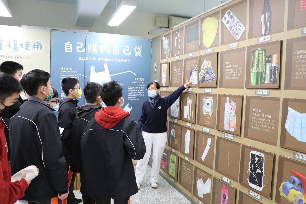 經由志工團隊精心設計,以寓教於樂的遊戲方式來教學生認識環保。