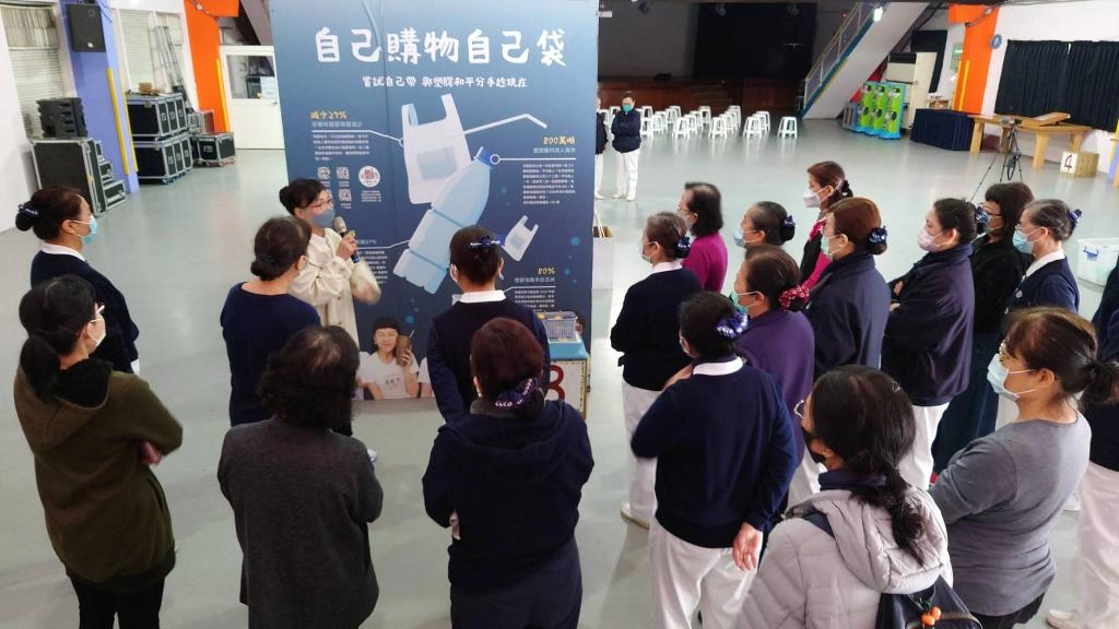 致力推動環保教育進校園策展的駱純美表示,環保教育要從小扎根,希望孩子將環保概念帶動家長,落實在生活中。