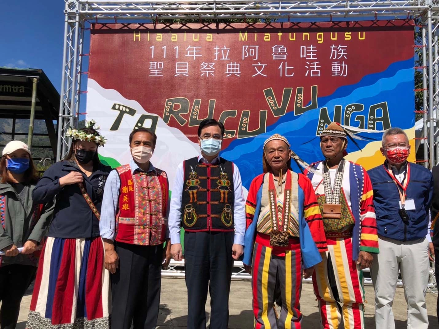 夷將•拔路兒 Icyang•Parod主任委員與族人合影。