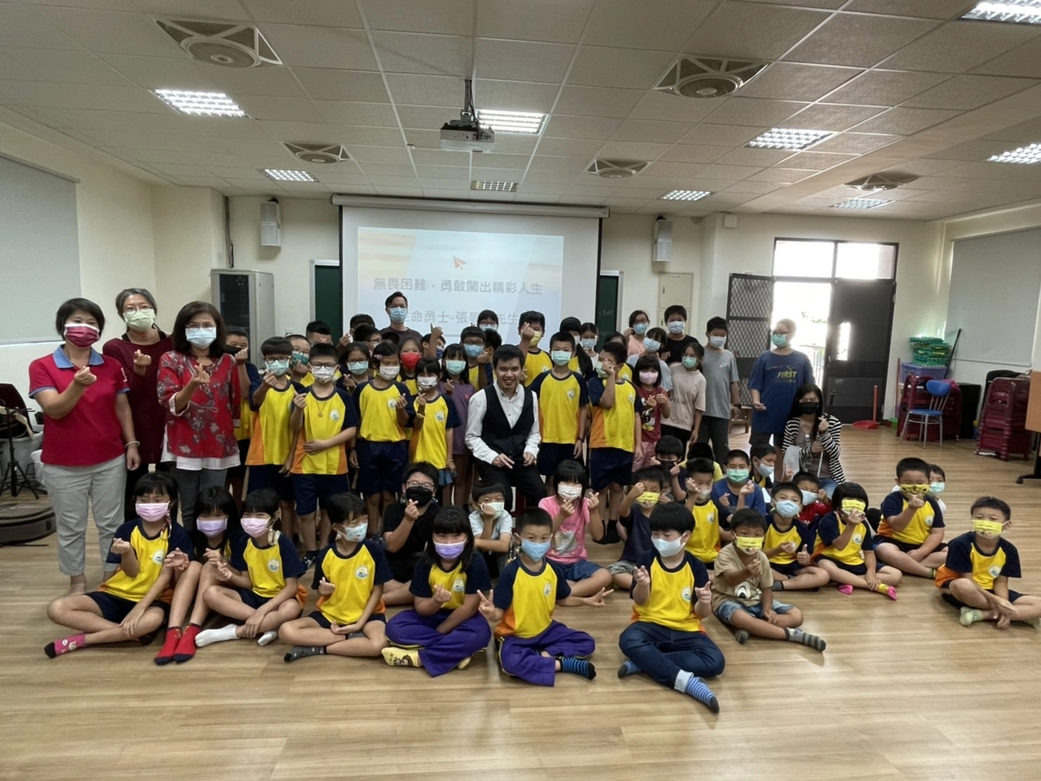 生命勇士張晏晟講師現場鋼琴演奏後與嘉義縣東石鄉下楫國小合照。