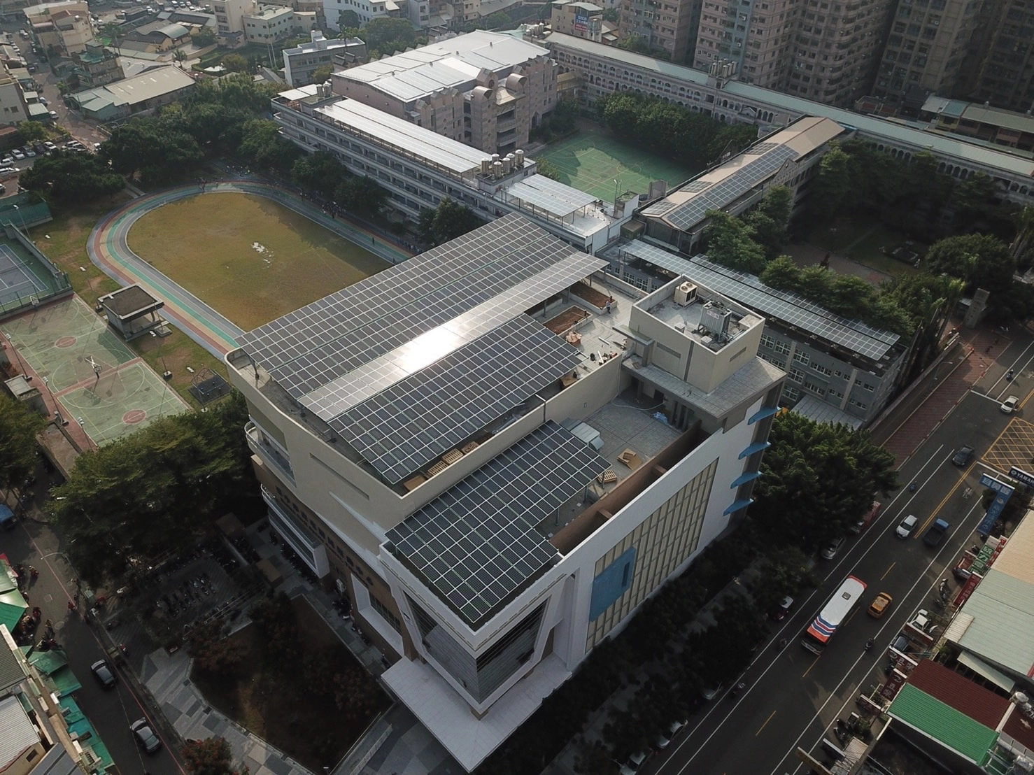 南屯國民運動中心綠屋頂裝置。