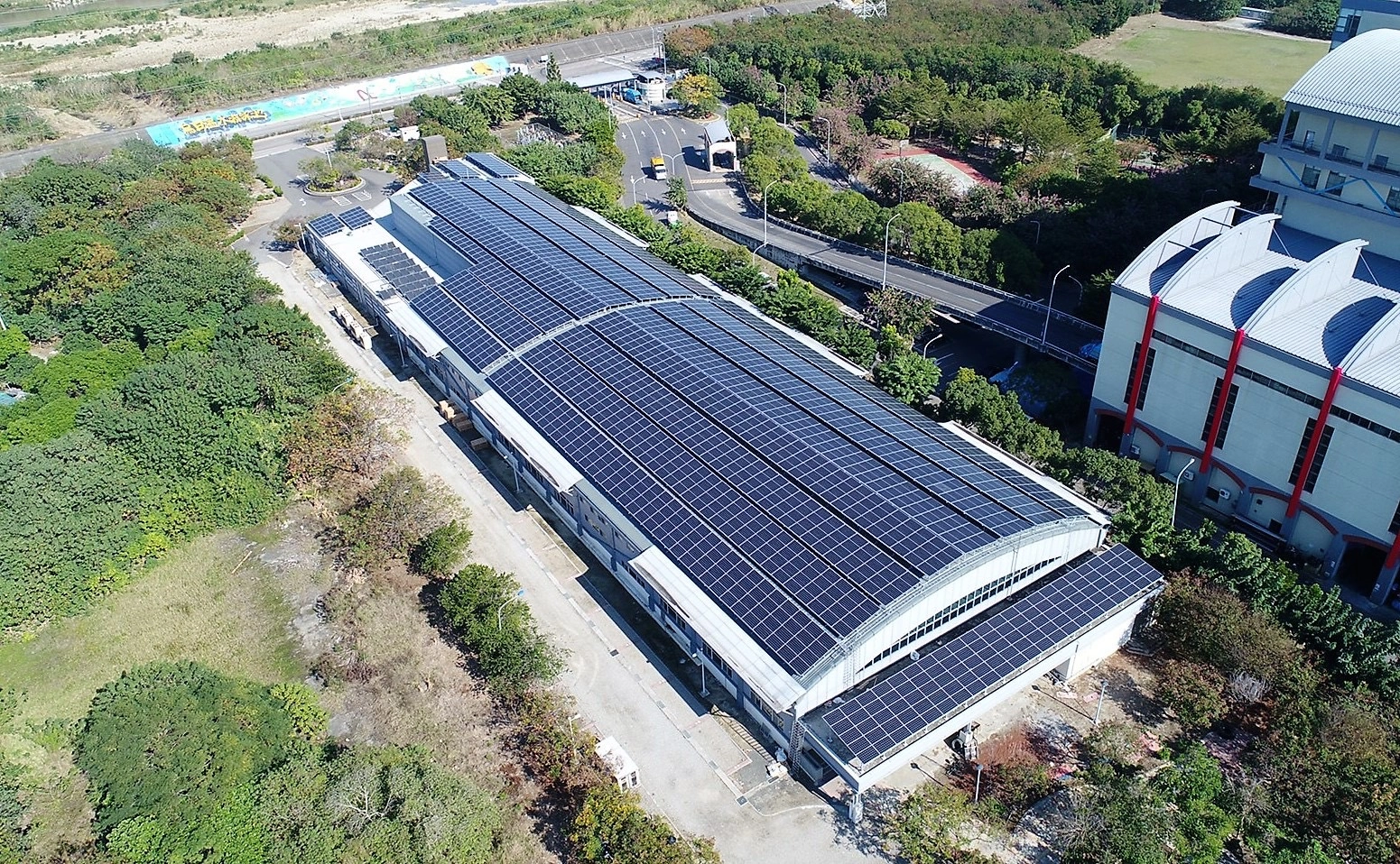 烏日溫水游泳池綠屋頂裝置。