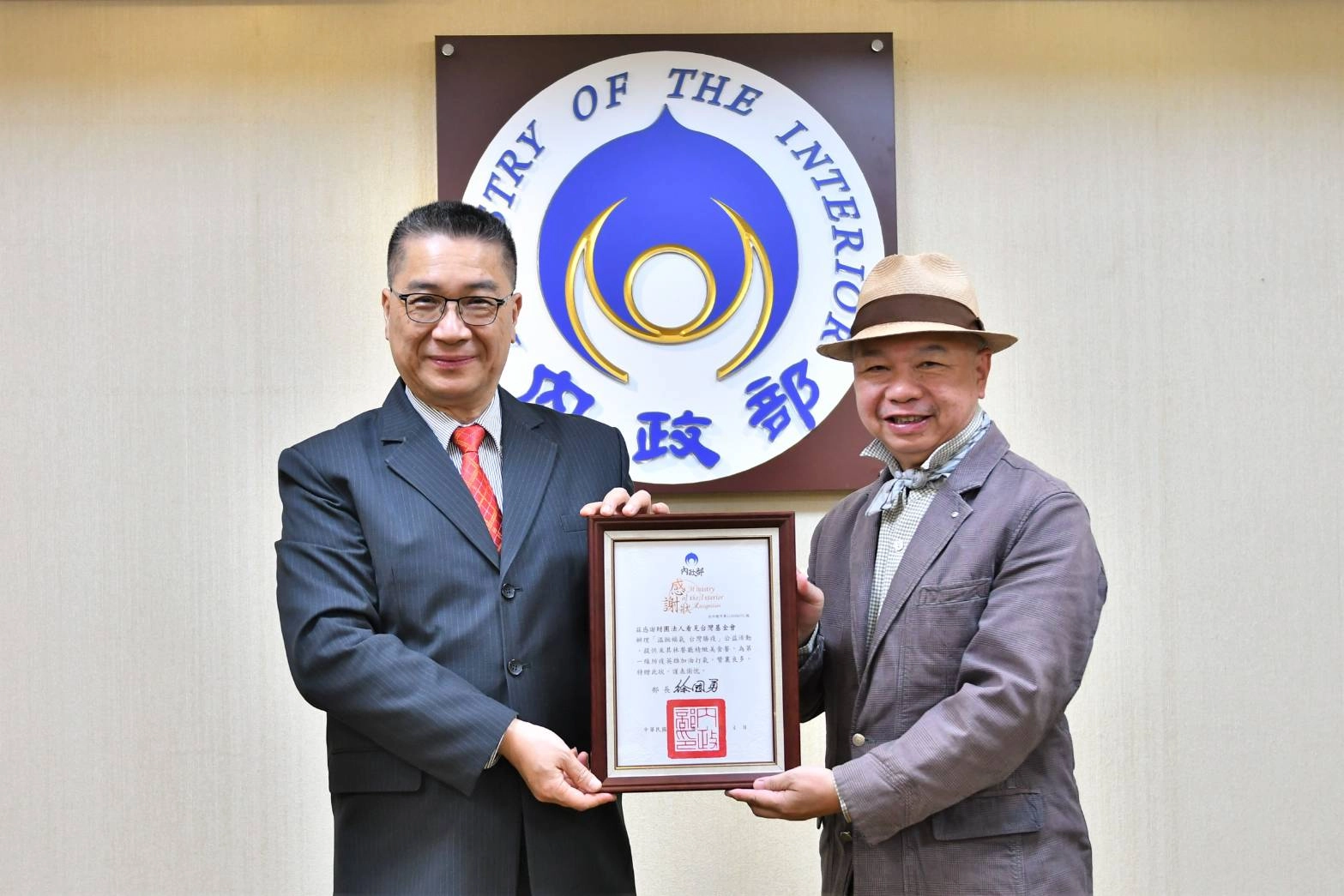 內政部感謝看見台灣基金會,為向第一線防疫人員加油打氣,