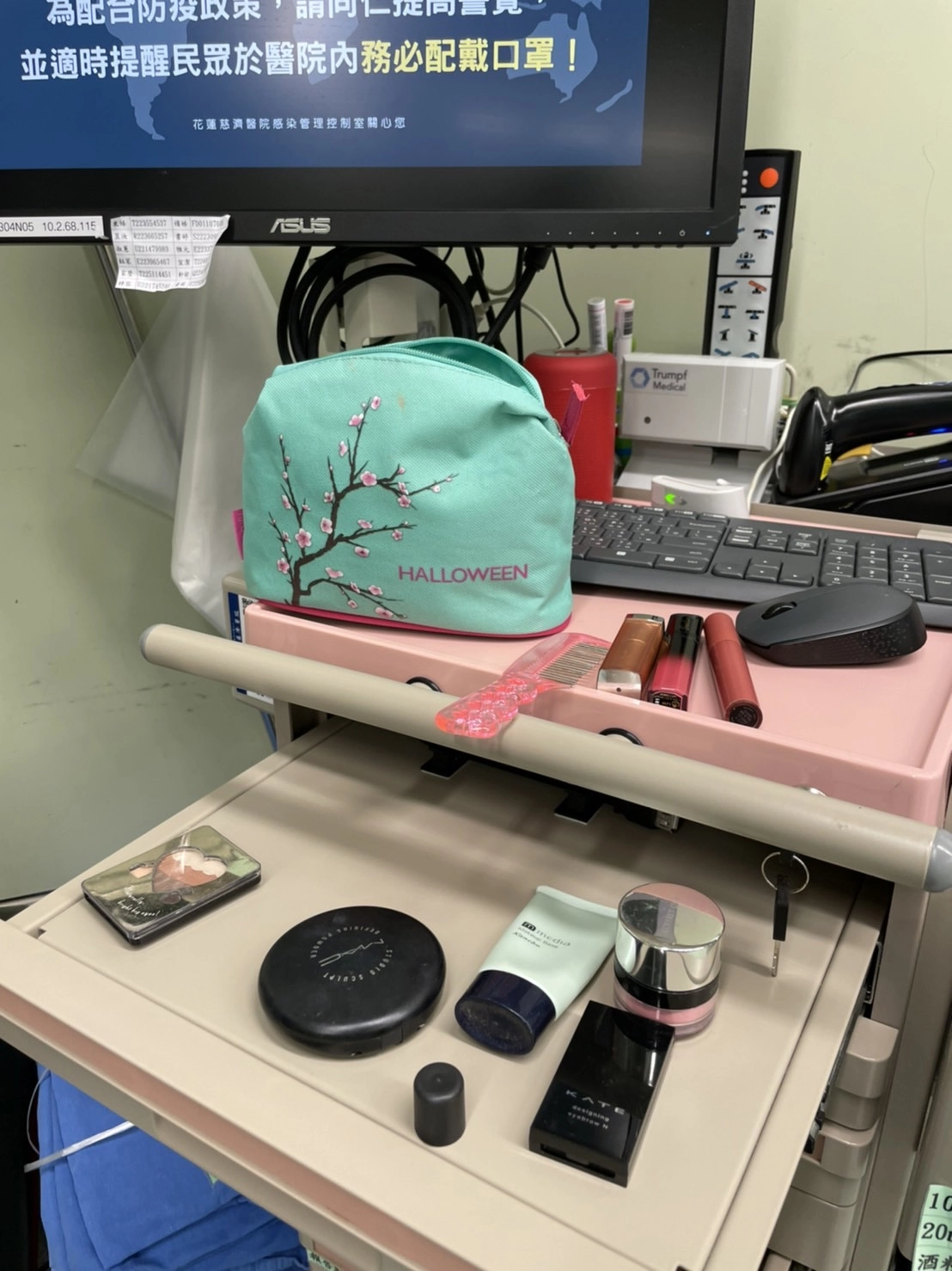 手術完成之後,手術室護理團隊細心為劉女士整理儀容,最後莊嚴淡雅的妝容,讓家屬不捨的心情能稍微平靜下來。 (PS,用實際使用的化妝品代替意象)