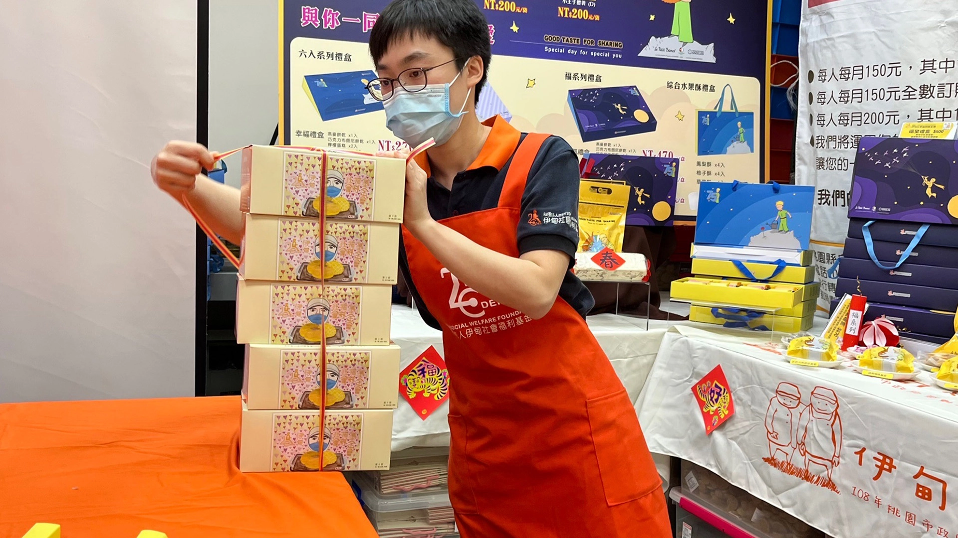 26歲的小萱因患有頑治型癲癇,過去在職場上較難久待,經伊甸訓練後工作技能大躍進,已能勝任出貨工作 .