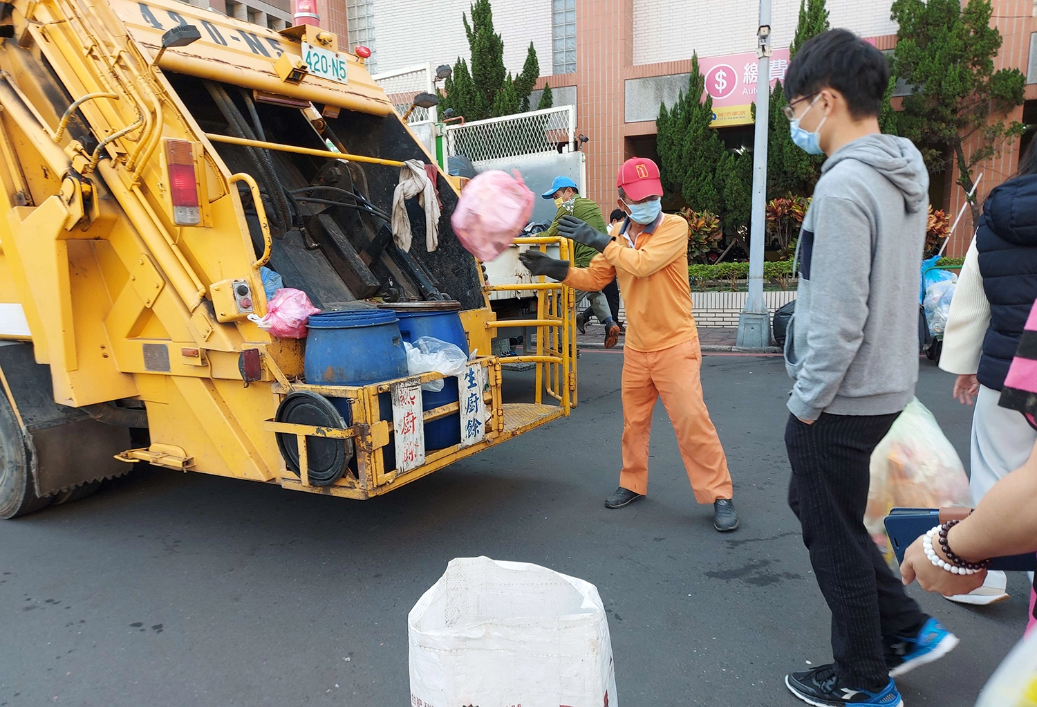 環保局希望民眾落實廚餘分類,交給清潔隊垃圾車回收,從源頭減少垃圾量。