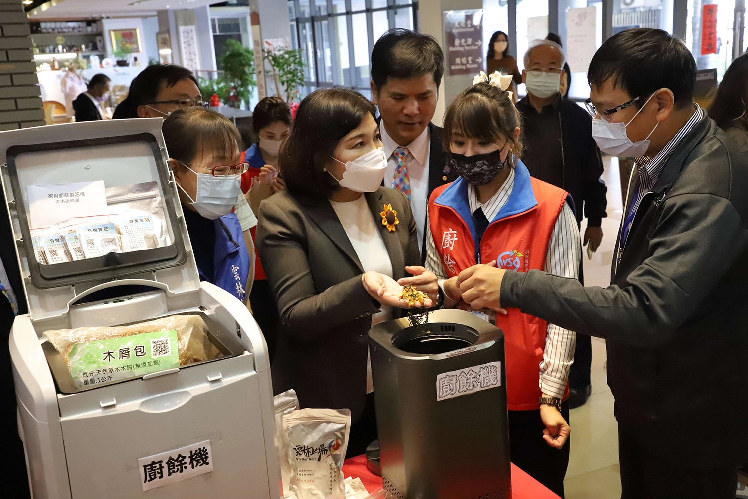 家用廚餘機一天約可處理2公斤廚餘,製成有機肥用於蔬果、花草。