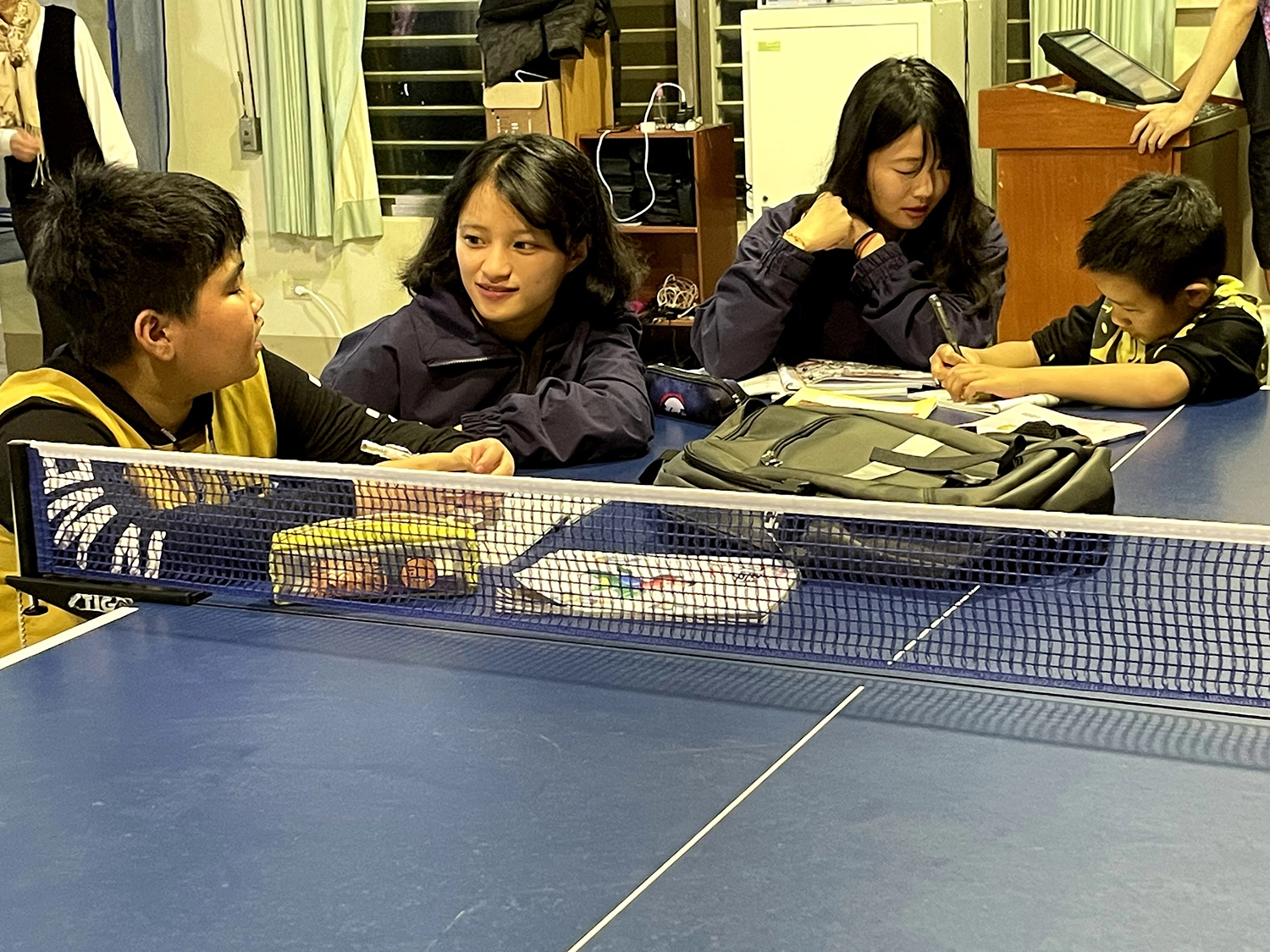 人發心系LAQI課輔陪伴志工提供週間三次課輔陪伴,陪伴學童完成作業並關心學童情緒、行為及生活狀況。(資料照片)