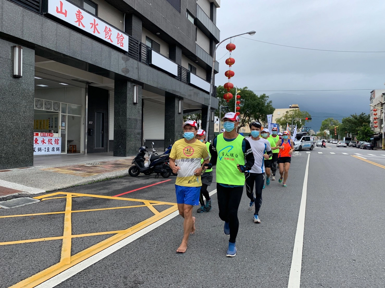 視障跑者吳鎮安與陪跑者。