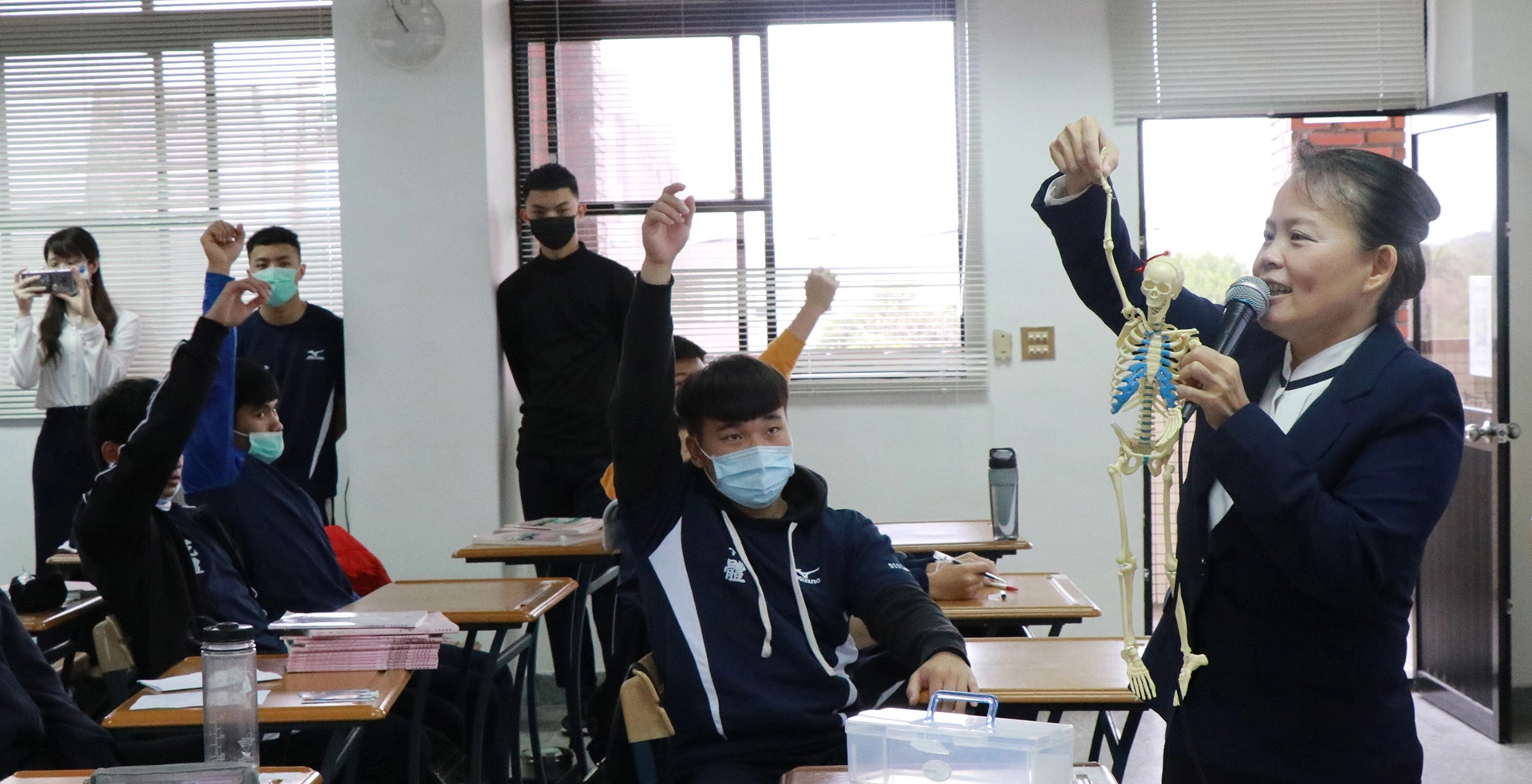 1月7日透過分組報告,分享18週的學習進度,慈大温蕙甄老師也帶給他們關於運動保健基礎觀念