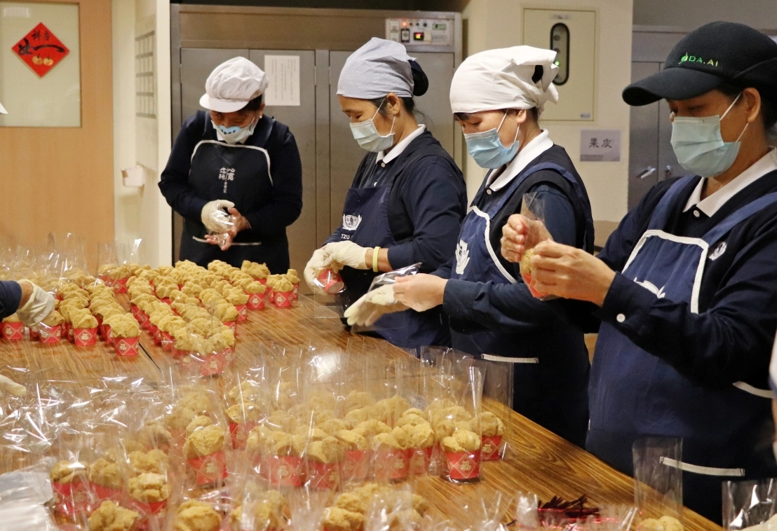 慈濟志工製作發糕,讓發放增添「年味」。