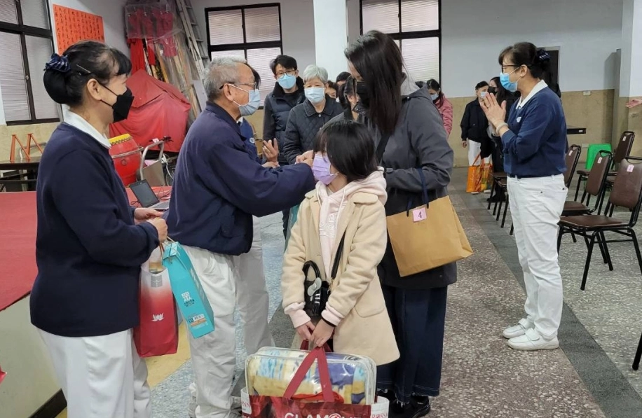 永和區的慈濟志工則特地在孫氏祠堂規劃小型聯誼活動並進行發放。