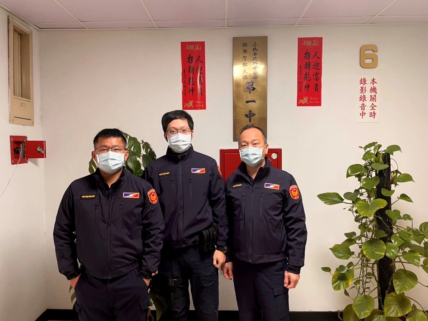 臺北市保安警察大隊第一中隊小隊長陳志榮,警員呂冠伯、陳英隆等3人
