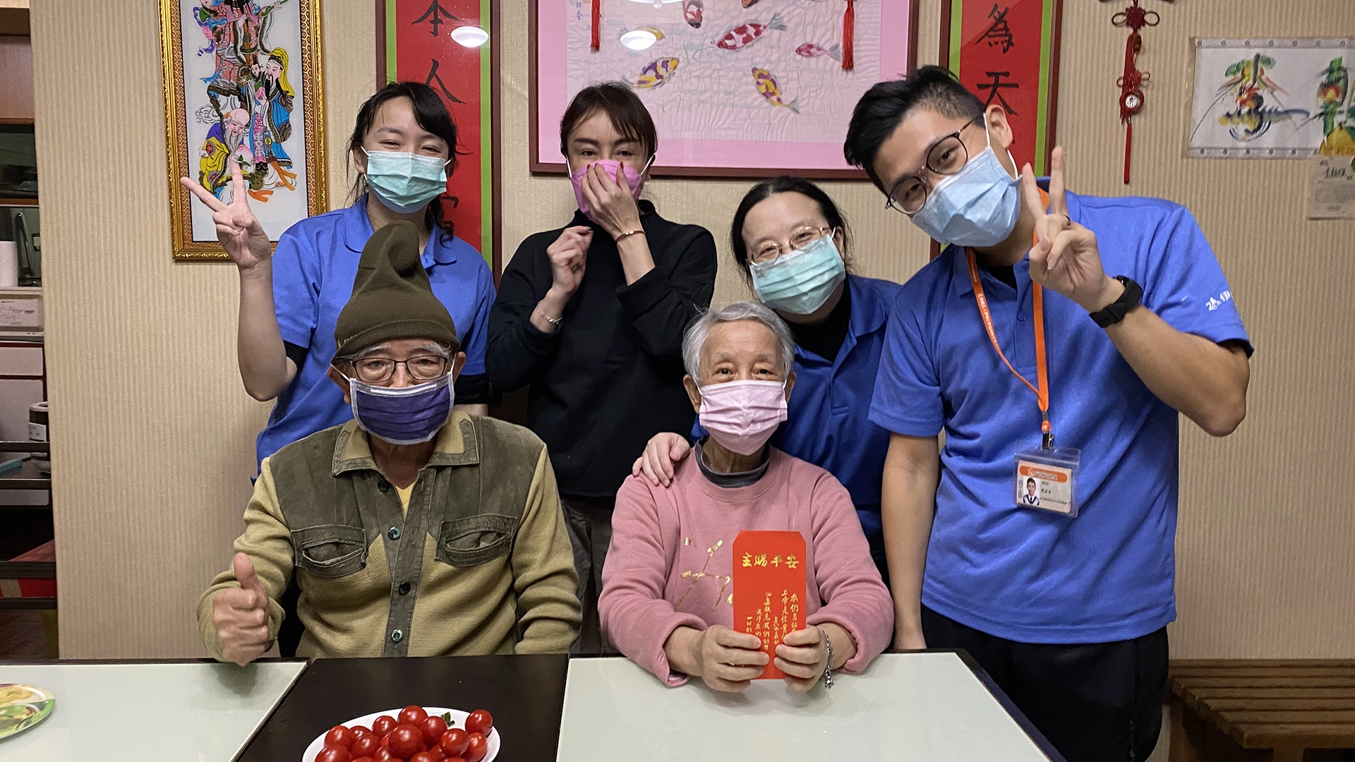 圍爐活動結束後,也特別給予李敏姑紅包,象徵新的一年吉祥平安。