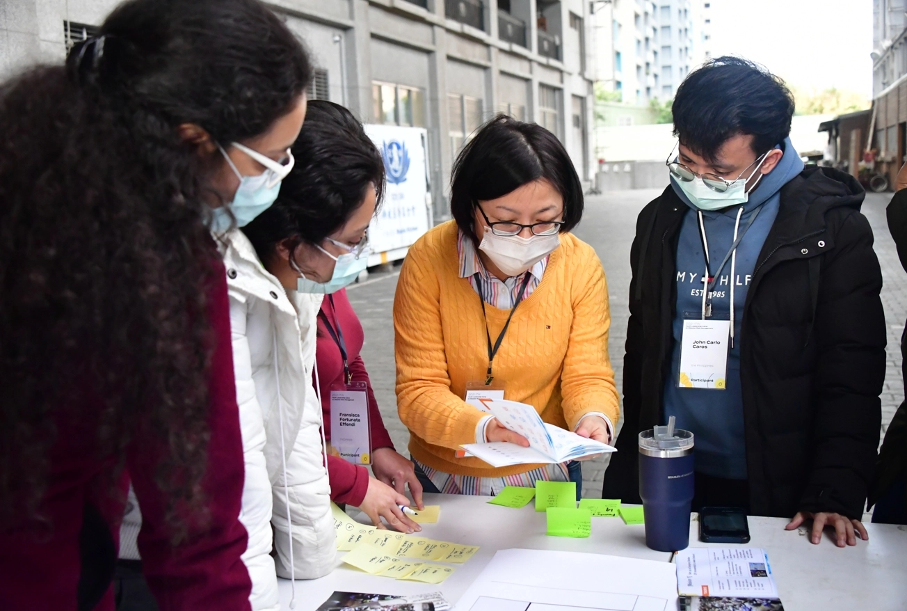 國家災害防救科技中心助理研究員陳可慧向學員說明實作的內容。
