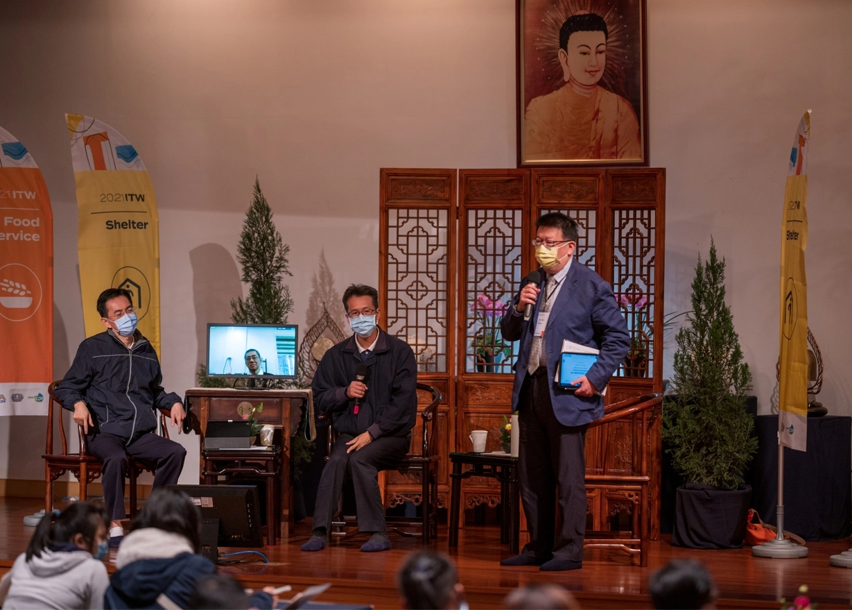 國家災害防救科技中心李維森主任秘書(右一)表示，借重慈濟過去災難發生時的豐富賑災經驗，透過座談濃縮在一個小時中分享給學員。