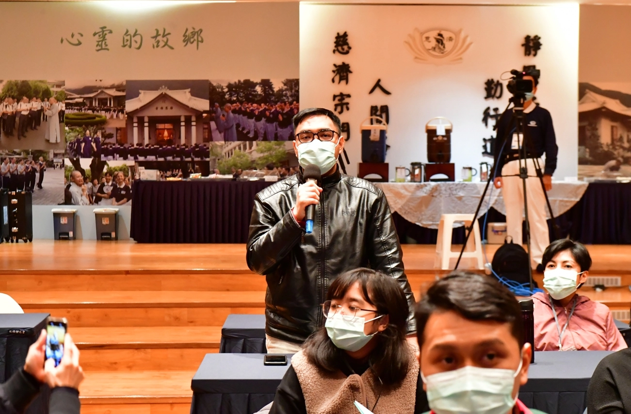 聽完慈濟在菲律賓海燕風災和花蓮地震救災模式後，學子們好奇慈濟如何能在短時間內動員而踴躍提問。