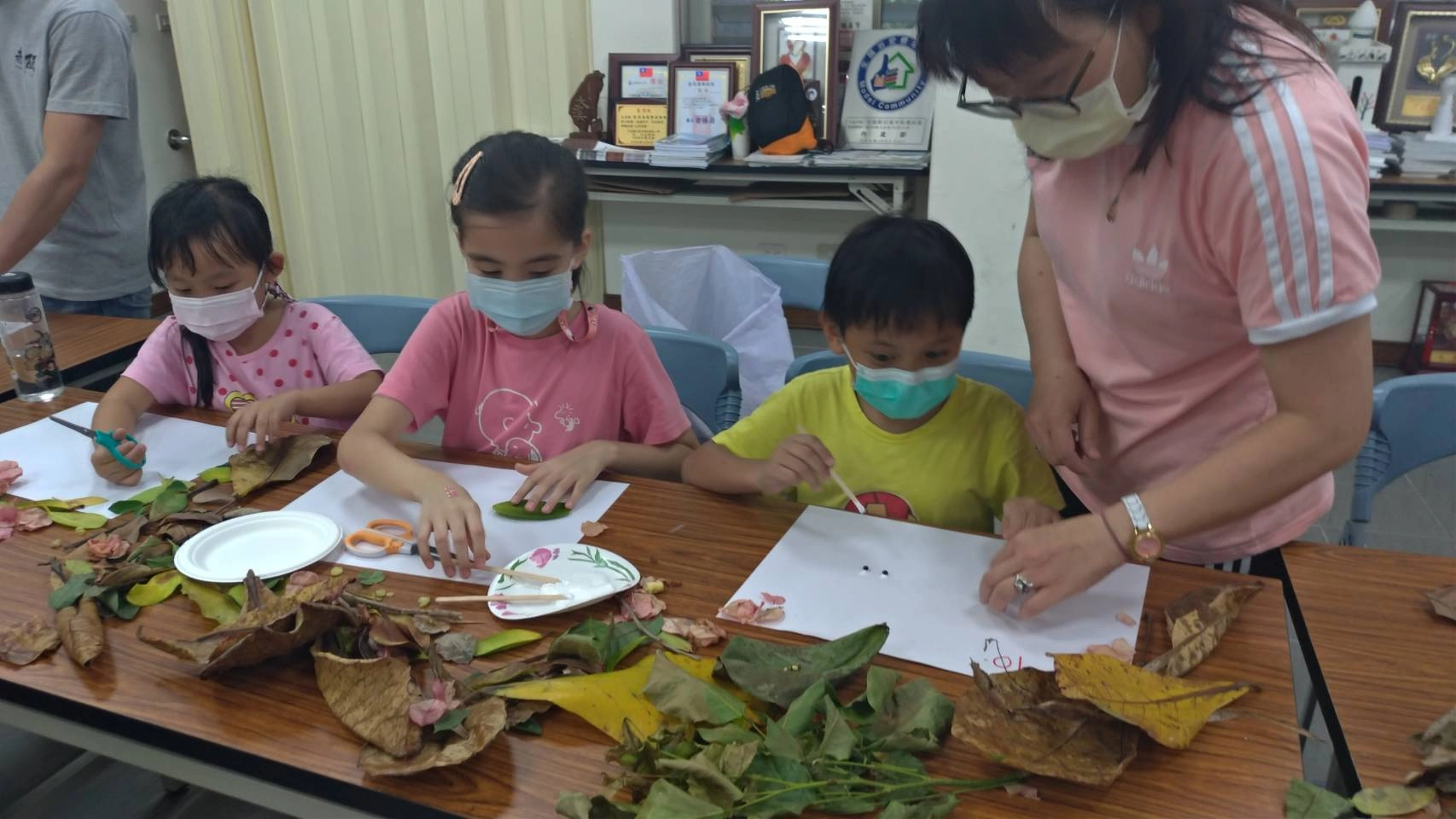 花蓮家扶保母志工隊服務幼兒創作陪伴。