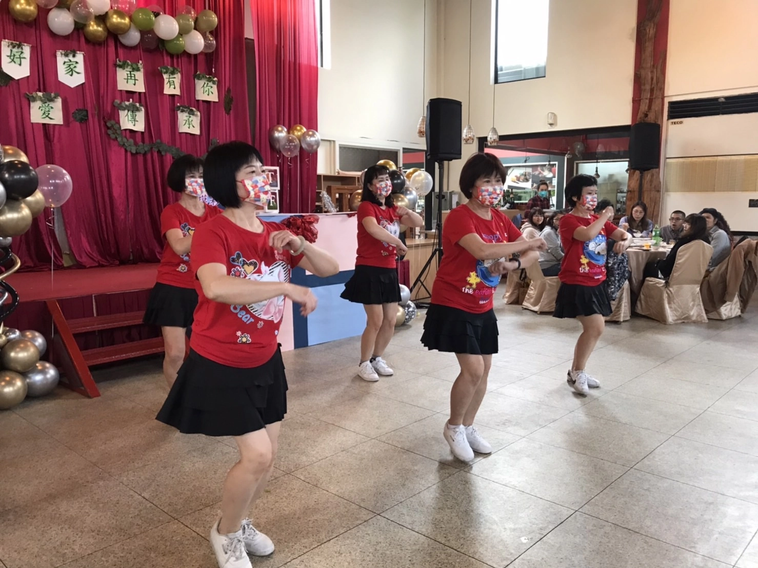 溫媽媽志工隊員特地帶來精采舞蹈演出。