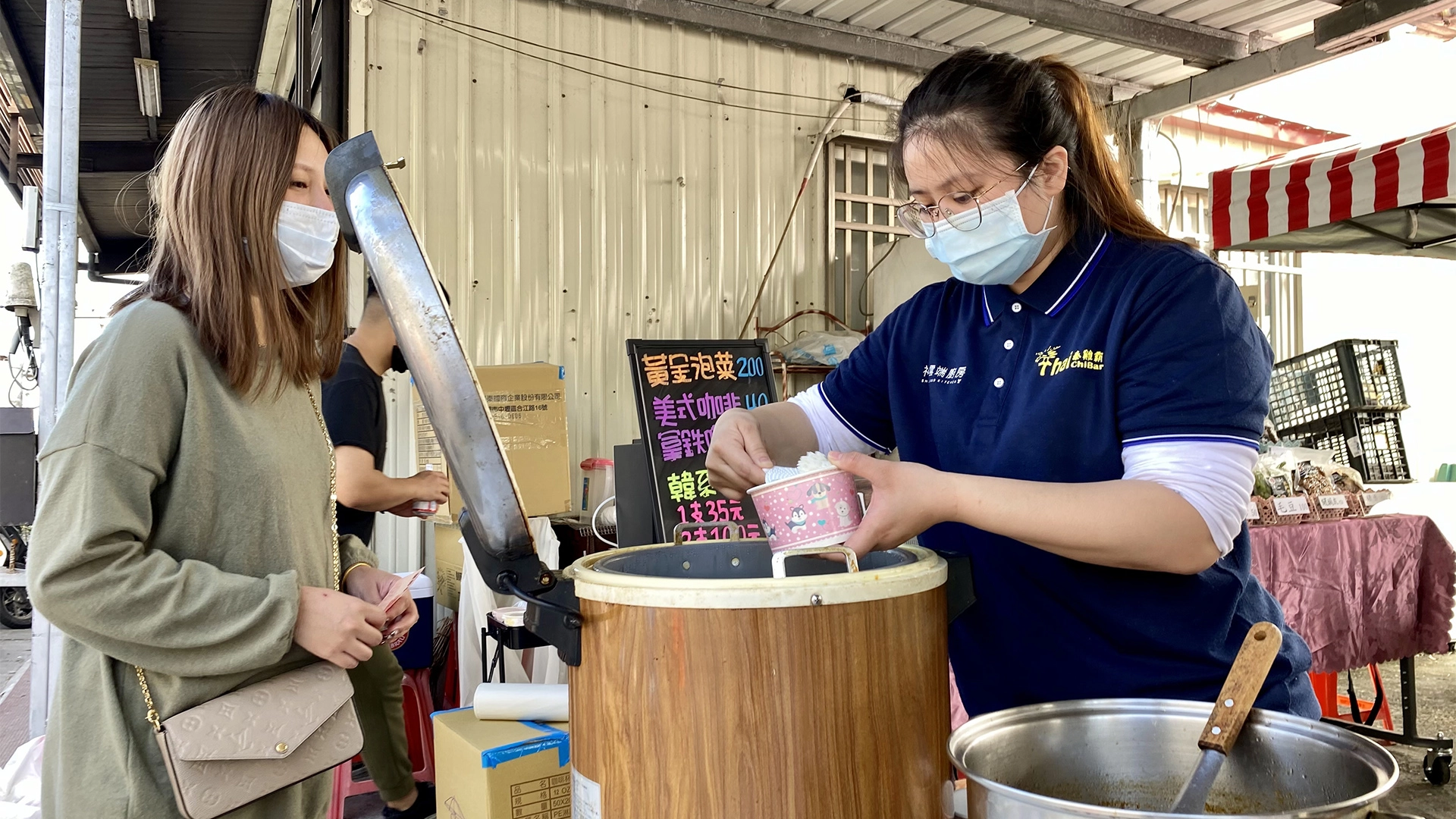 自立青年許盈雪參與暖心市集支持助學花蓮家扶