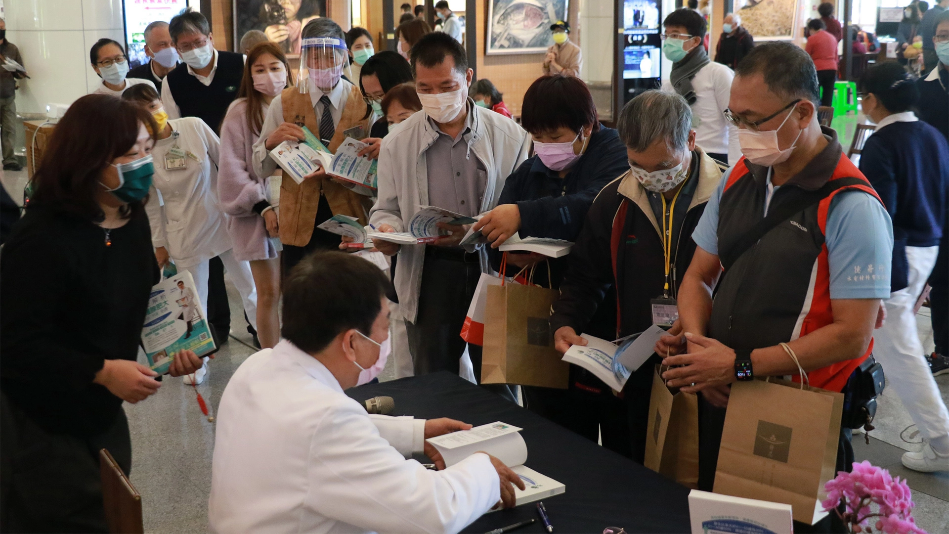 「完全解析攝護腺肥大診治照護全書」內容淺顯易懂又實用,發表會上出現購書排隊簽名人潮。