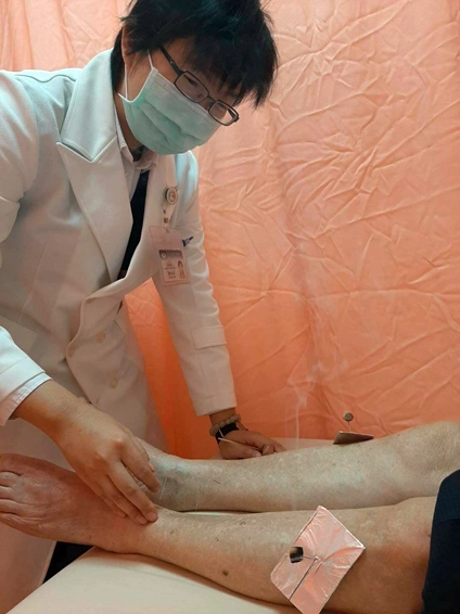 花蓮慈濟醫院中醫部主治醫師陳怡真為病患進行治療(示意圖)