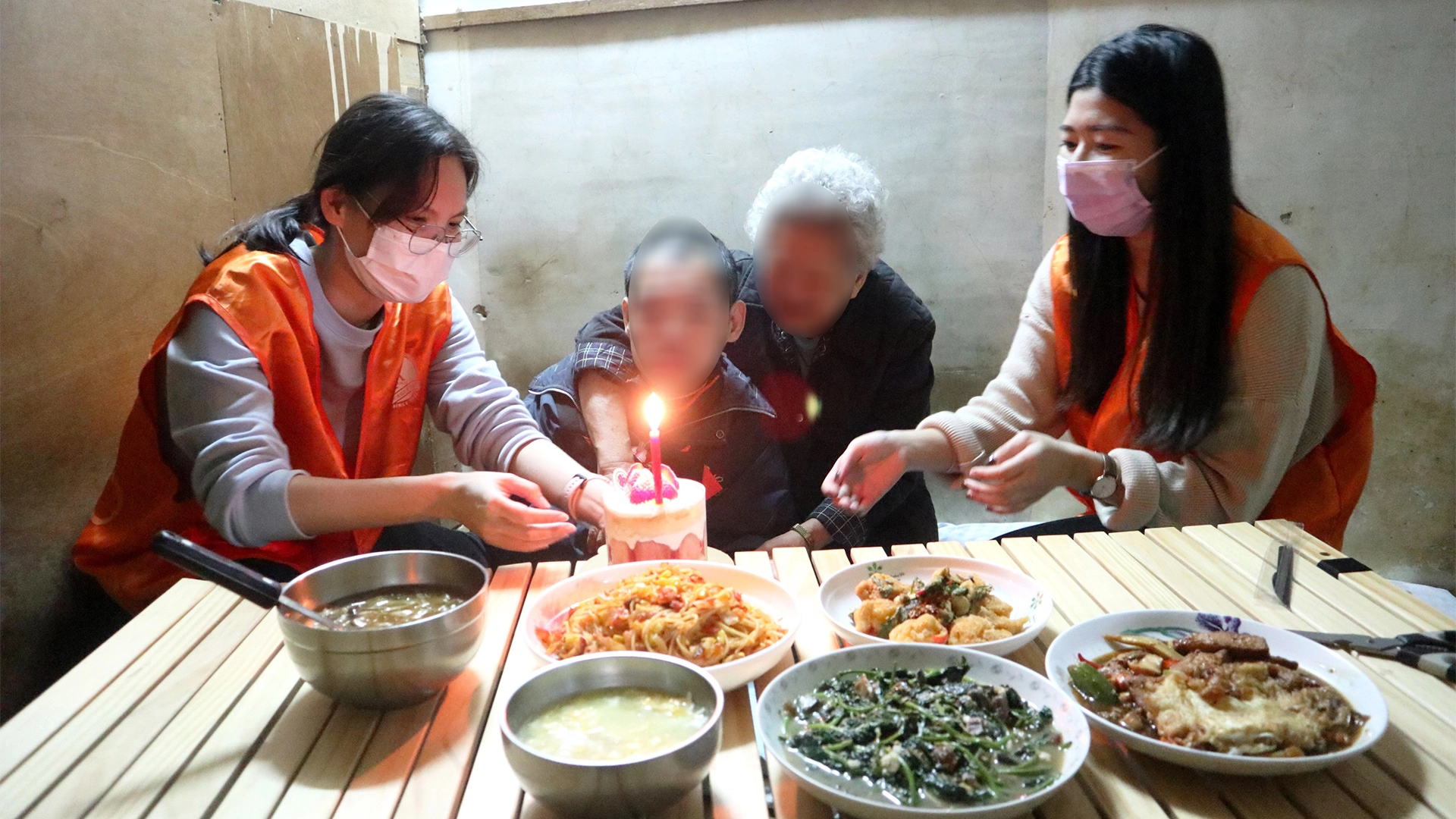 尹小弟生日將至,伊甸特地準備生日蛋糕為他驚喜慶生,讓尹媽媽十分感動。