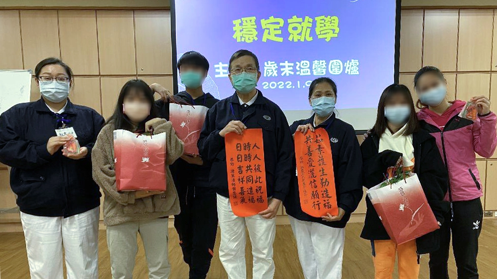 要過農曆年了,除了生活補助金,基金會送給每位孩子內有福慧粥、五穀粉和珍菇酸菜鍋等的祝福包。