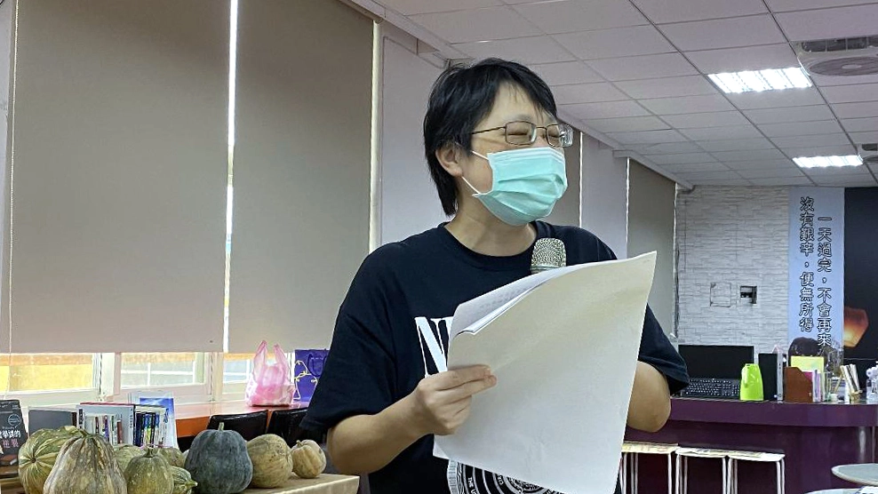 平溪國中林文婷主任感恩慈濟超越宗教給予慈暉班孩子防疫和生活物資援助,很令人感動。她認為,「慈輝加上慈濟,就是愛很大。