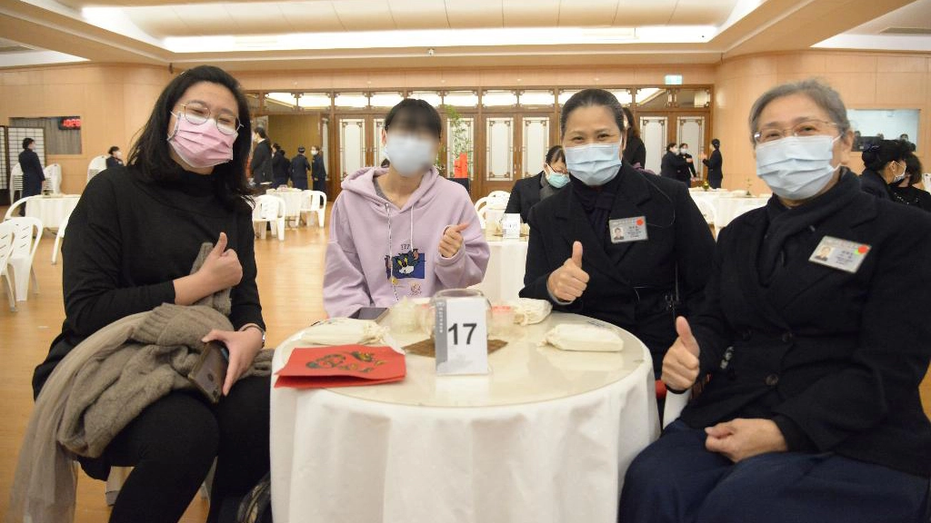 邱瀅潔老師(左一)參與了2021年新店靜思堂的歲末祝福,她很感恩慈濟大力給予平溪國中學子的協助。