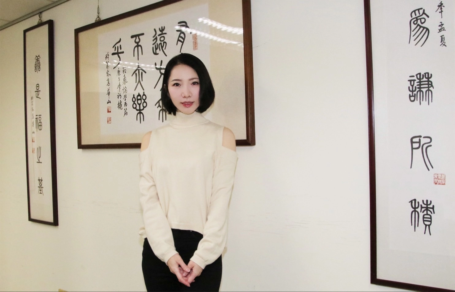航空公司擔任空姐的惠熙靜，當年閃婚臺灣郎，現在是電視節目WTO姊妹會的固定班底。