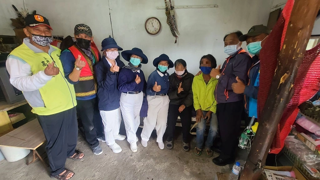 慈濟日前準備40台二手電動醫療床,趕在農曆年前送到台東金峰鄉公所,長者與家人收到覺得好歡喜。