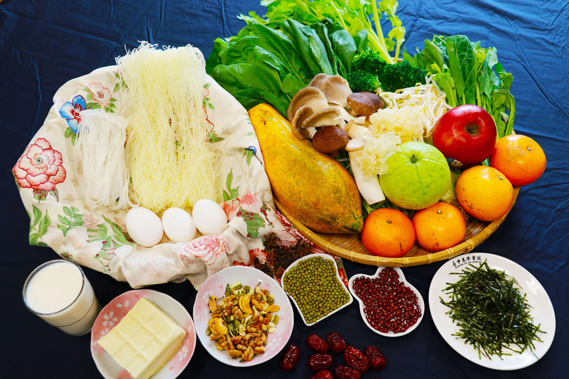 利用新鮮蔬果、菌菇等食材加入年菜，更能煮出美味、吃出健康。