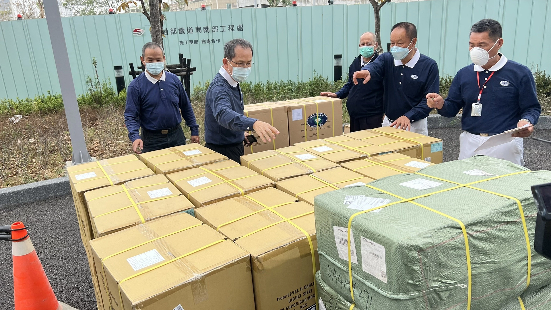 防疫物資28日早上經由火車運抵鳳山火車站後,當地慈濟志工立即將防疫物資領取分送。