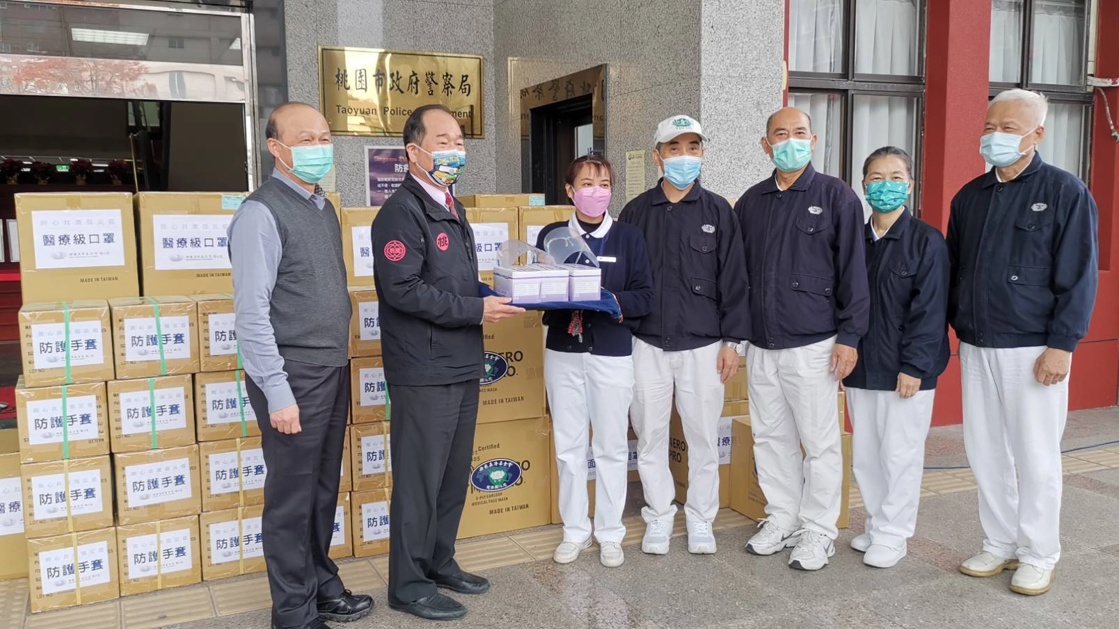 2022年元旦後從桃園爆發的本土疫情,桃園慈濟志工更帶著五萬片醫療口罩、一萬雙防護手套、一萬個防護面罩捐贈給桃園市政府。