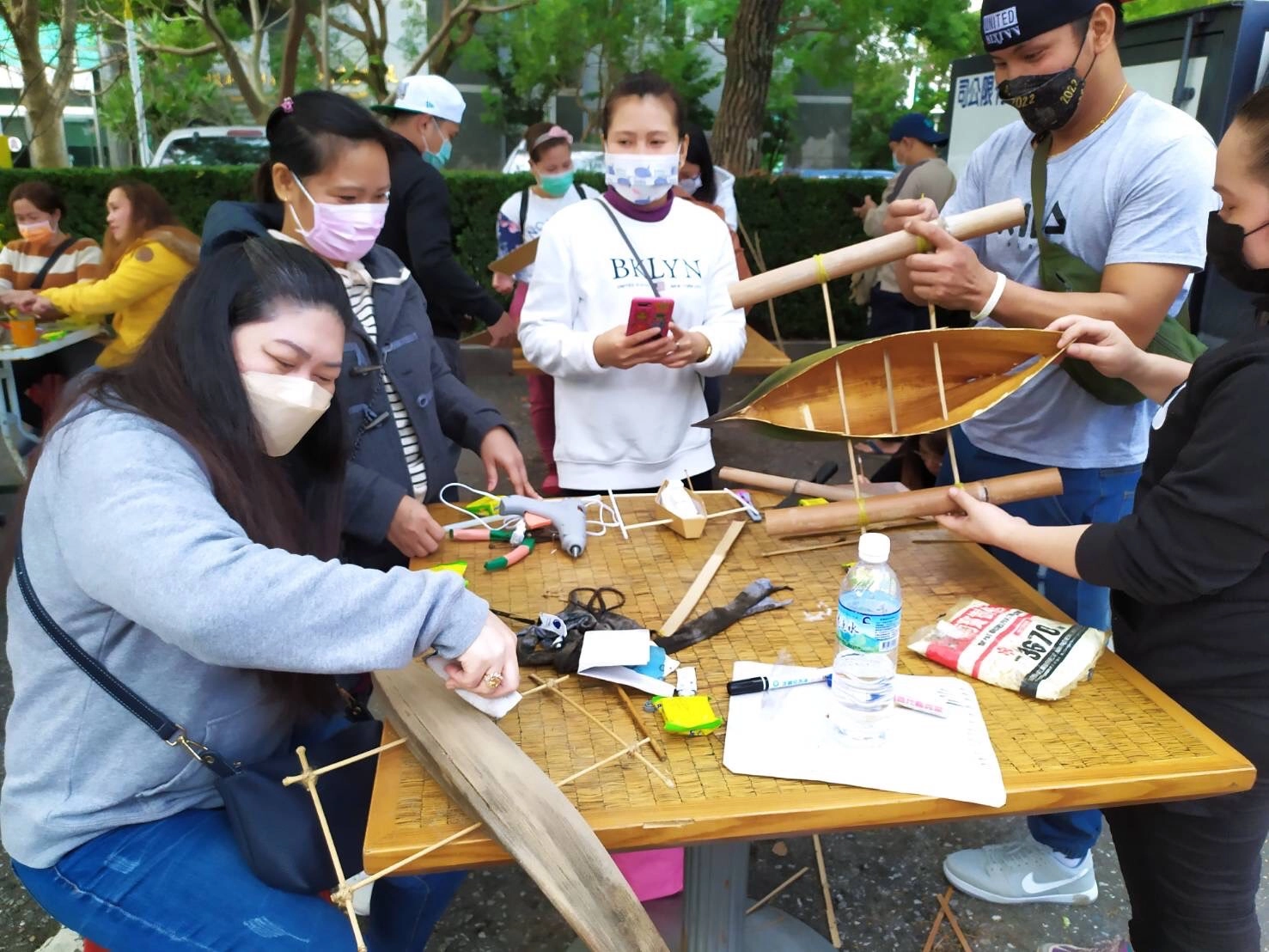 菲律賓移工及新住民各自發揮創意，做出各種樣式不同之螃蟹船。