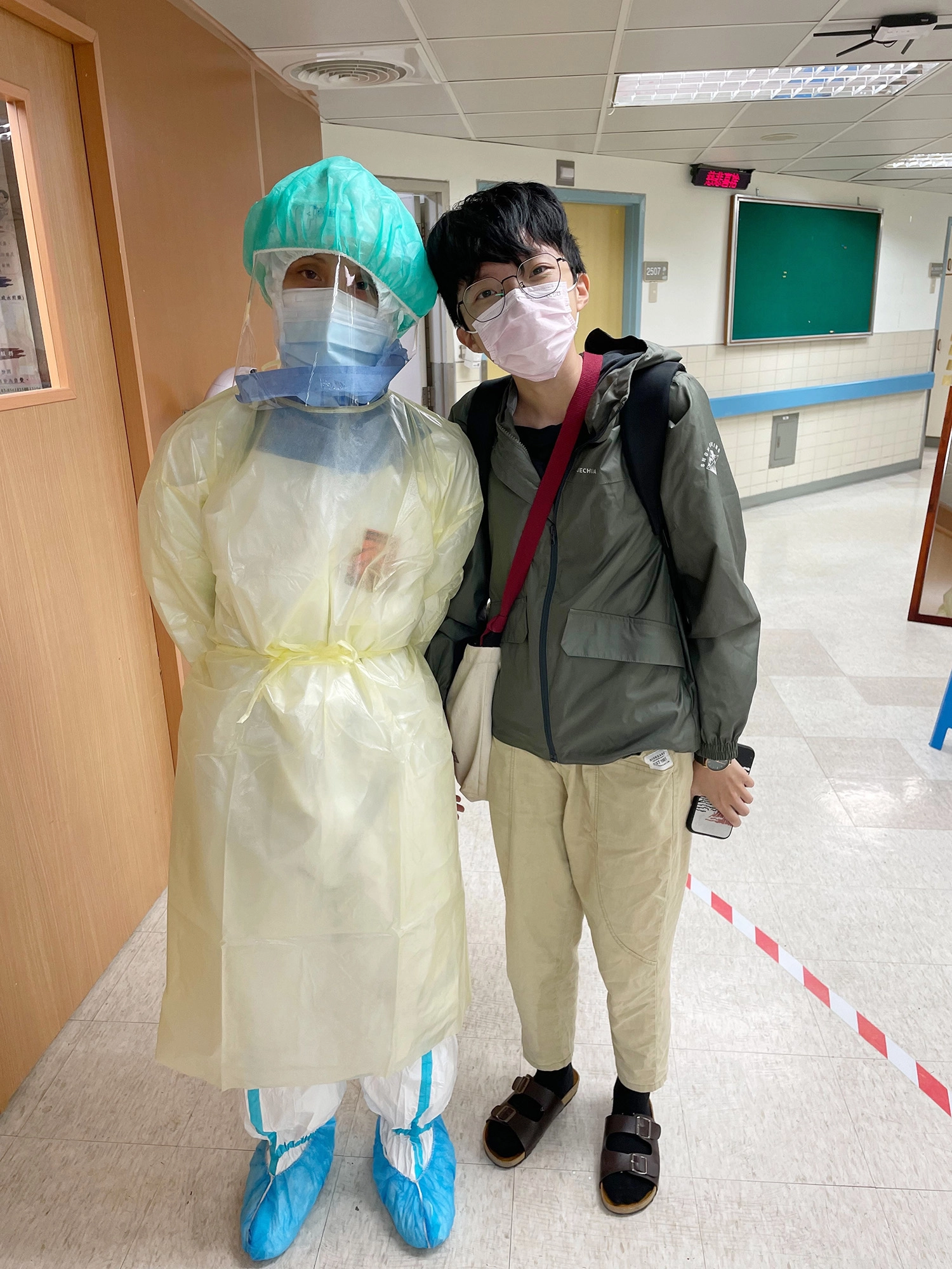 許律(右)說,衷心佩服以及感謝所有在前線的醫護人員,雖然無法為他們做些什麼,但是有了他們的照顧才能讓她重新活過來回歸生活。