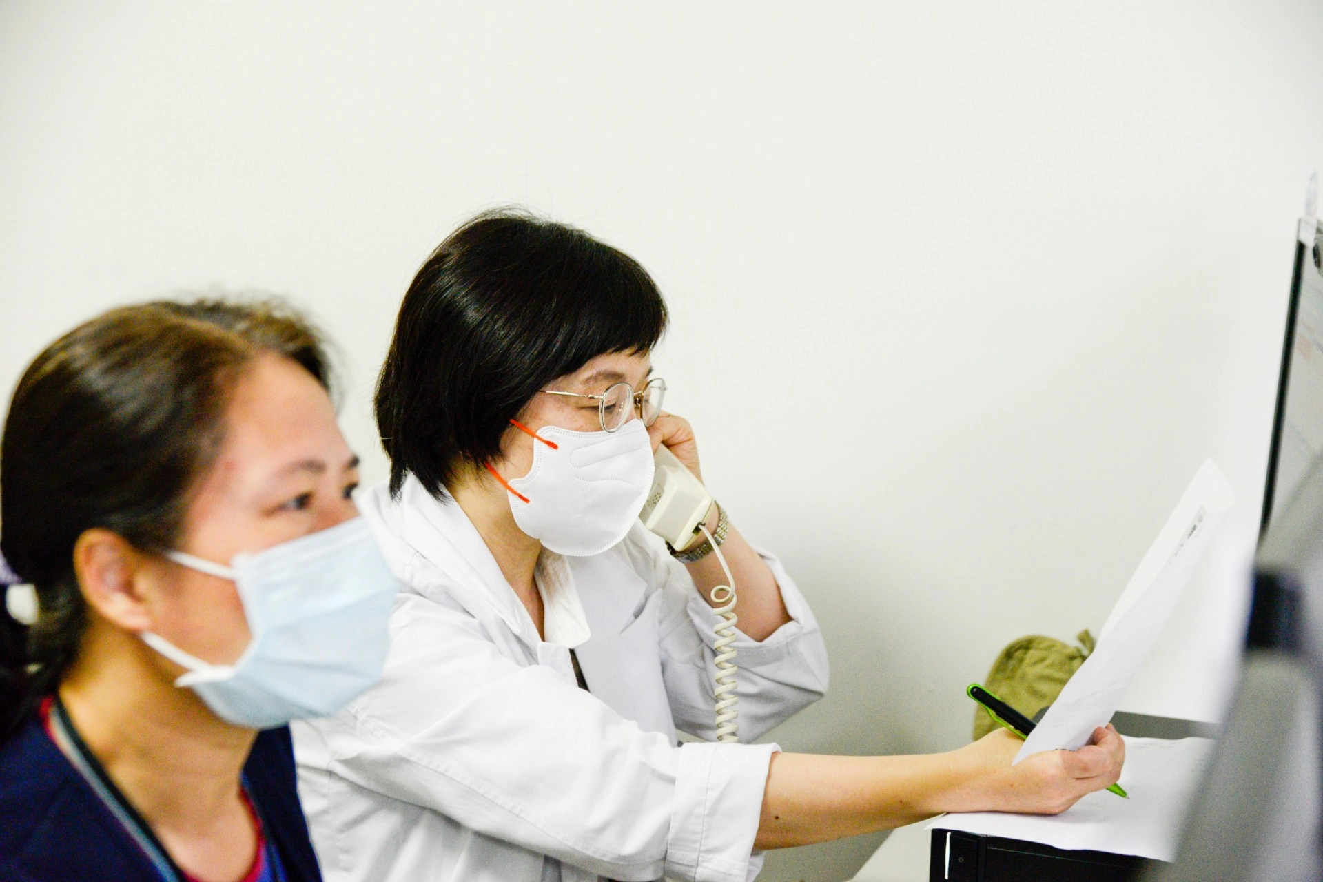 大林慈濟醫院「小兒科確診關懷診」提供居家照 護兒童視訊看診服務,左二為小兒科黃于津醫師。