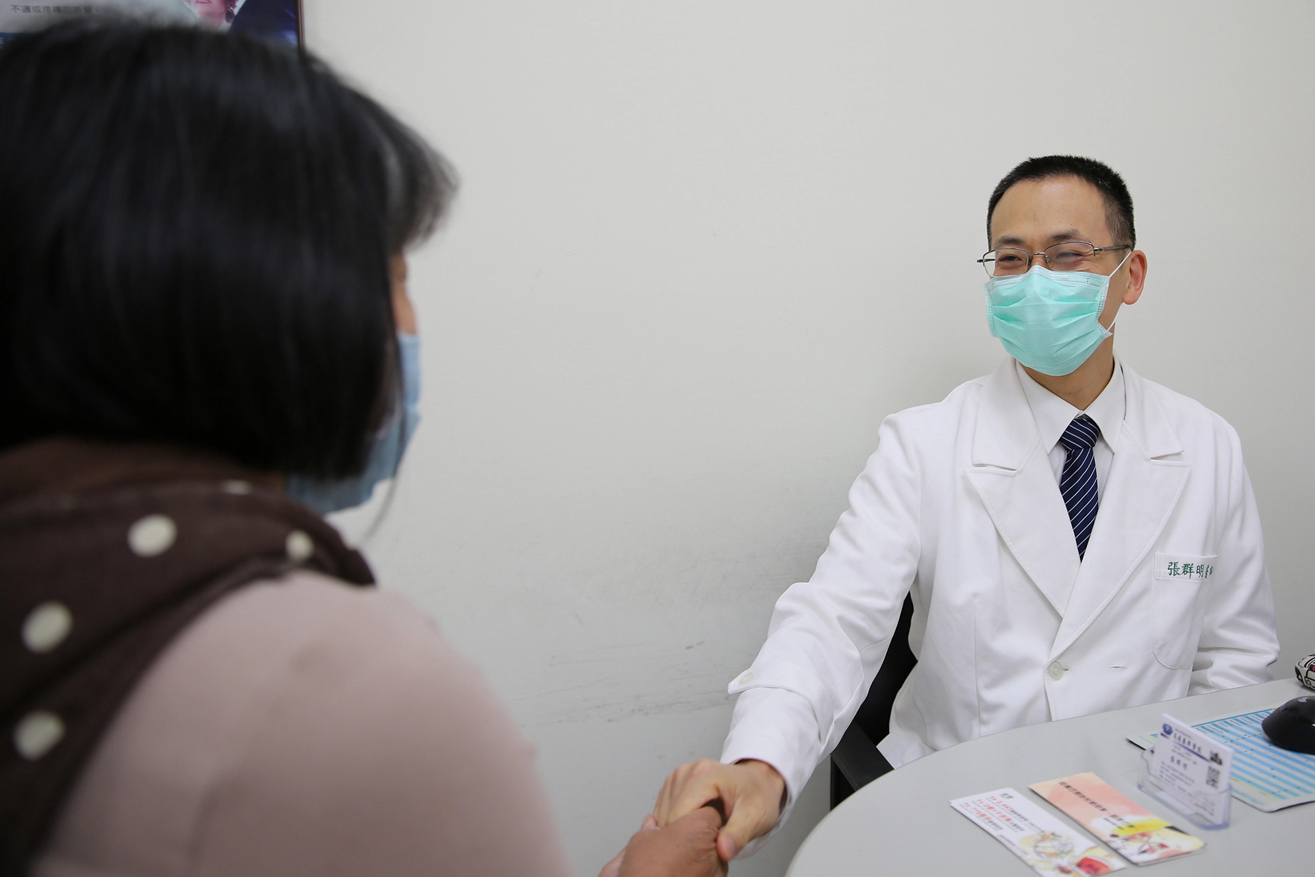 花蓮慈院乳房醫學中心張群明主任表示,若是婦女朋友自行摸到乳房硬塊,請盡快就醫接受進一步檢查。