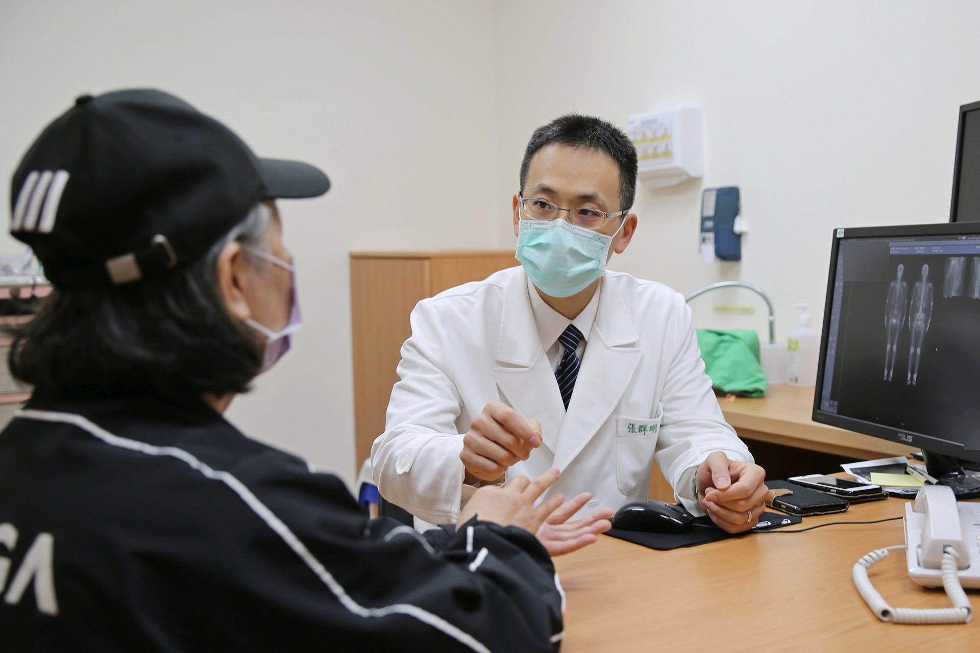 花蓮慈院乳房醫學中心張群明主任表示,大部分乳癌硬塊不太會痛,許多人以為會痛的腫塊才是乳癌,其實這是錯誤的觀念!