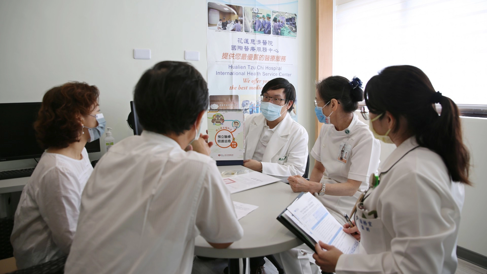 家庭醫學科醫師黃亮凱(左)說,希望藉由在事故發生之前,所有的醫療決策都是由病人事先做決定,對家人來說,能夠理解病人的選擇,也能凝聚家族的共識,並且醫療團隊也能按照病人意願去做醫療處置。