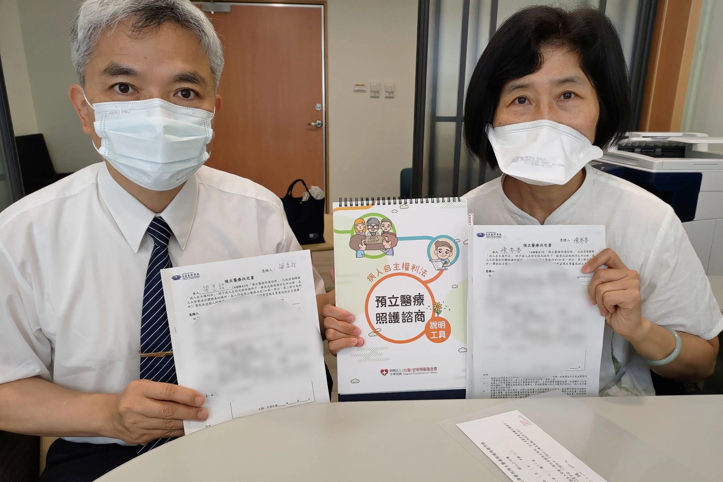 復健醫學部主任梁忠詔夫妻檔相約簽署預立醫療決定,梁忠詔主任(左)說,活到這年紀,參加的喪禮都快要比婚禮還要多了,看過那些場合,希望自己能在生前就做好善終的決定。