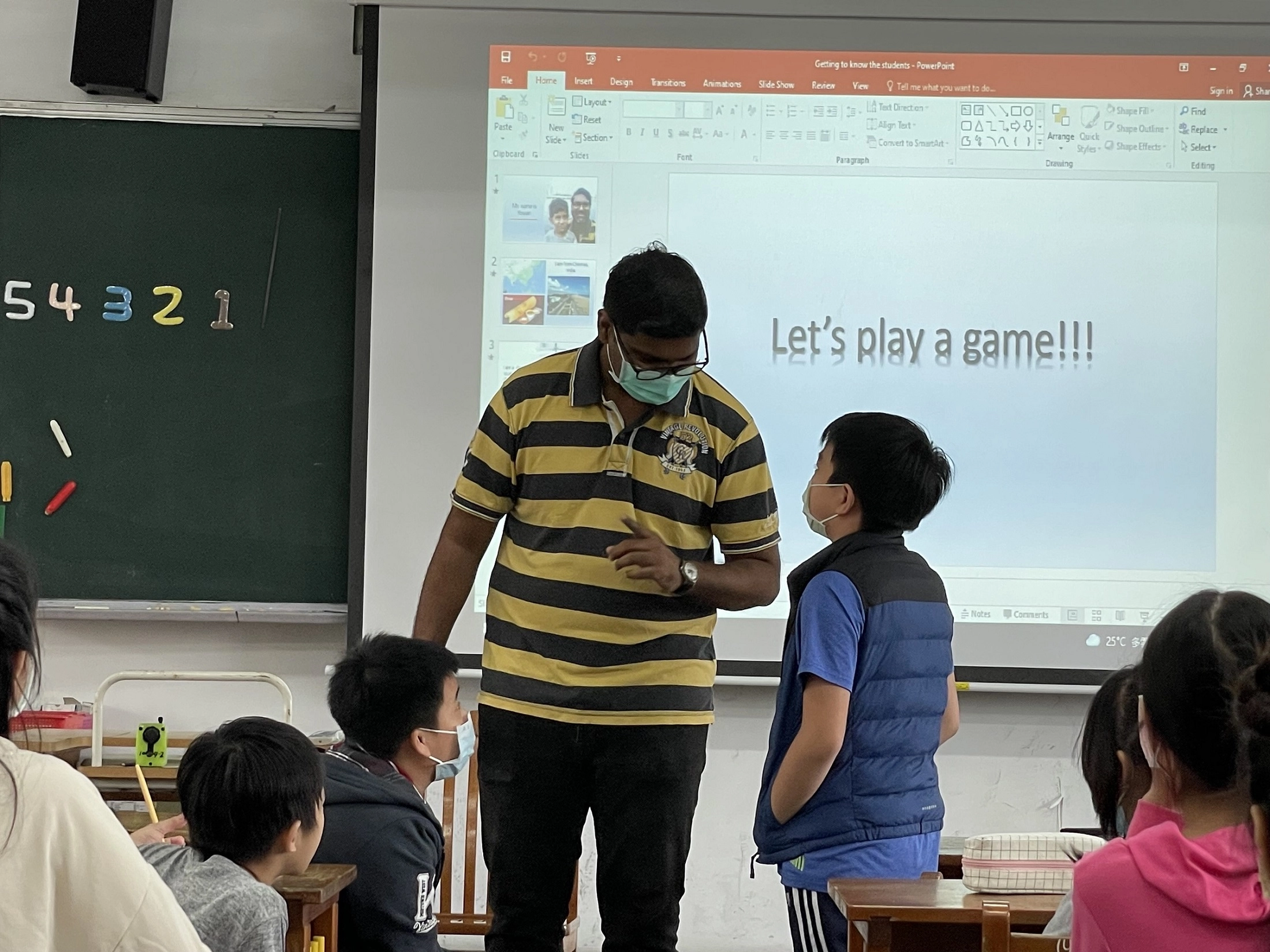 來自印度的外籍英語教學助理Yowan與學生進行英語互動