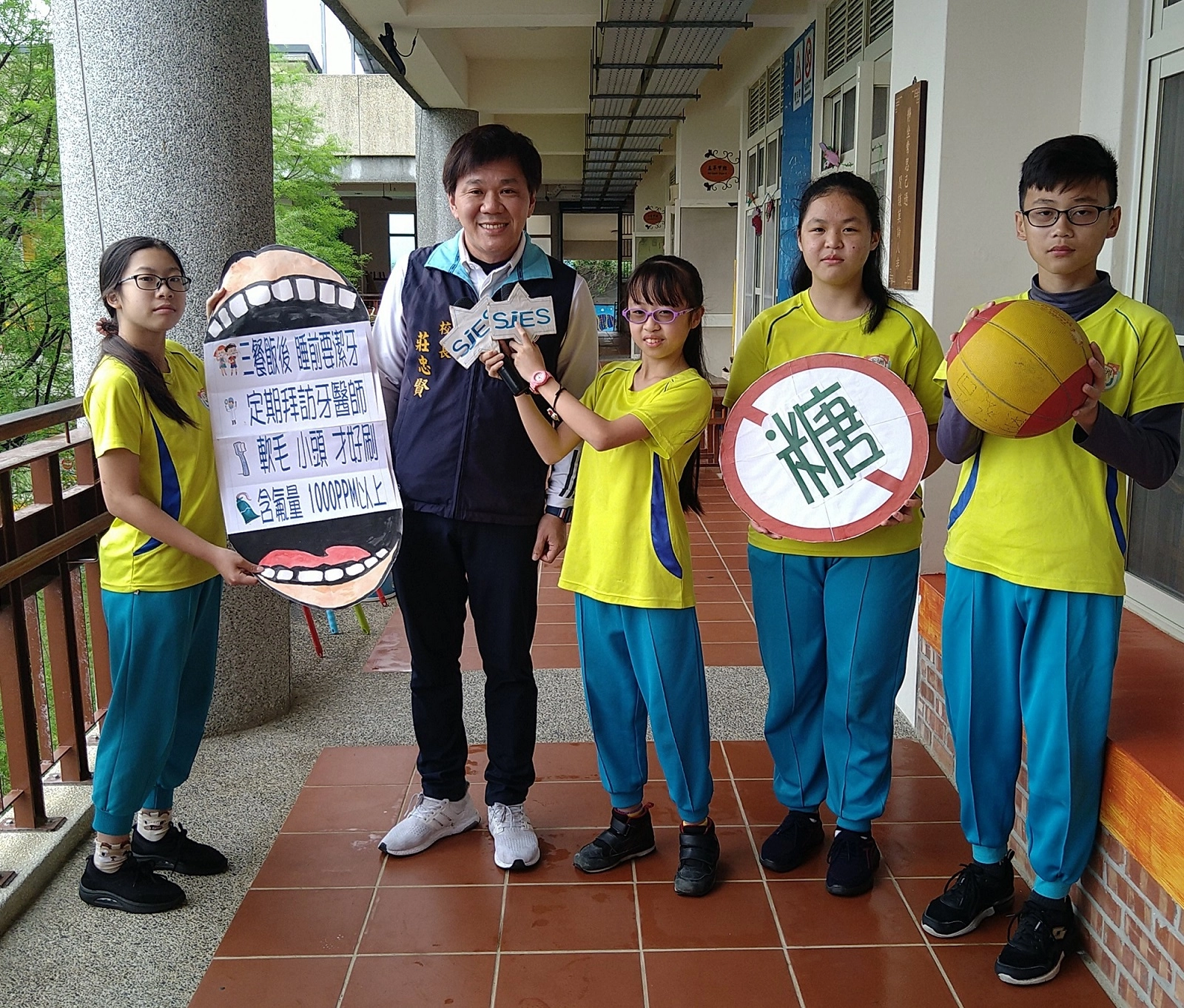第二名苗栗縣溪洲國小小主播、小記者,初次播新聞,自信表達秀專業(拍攝符合當時防疫規定)