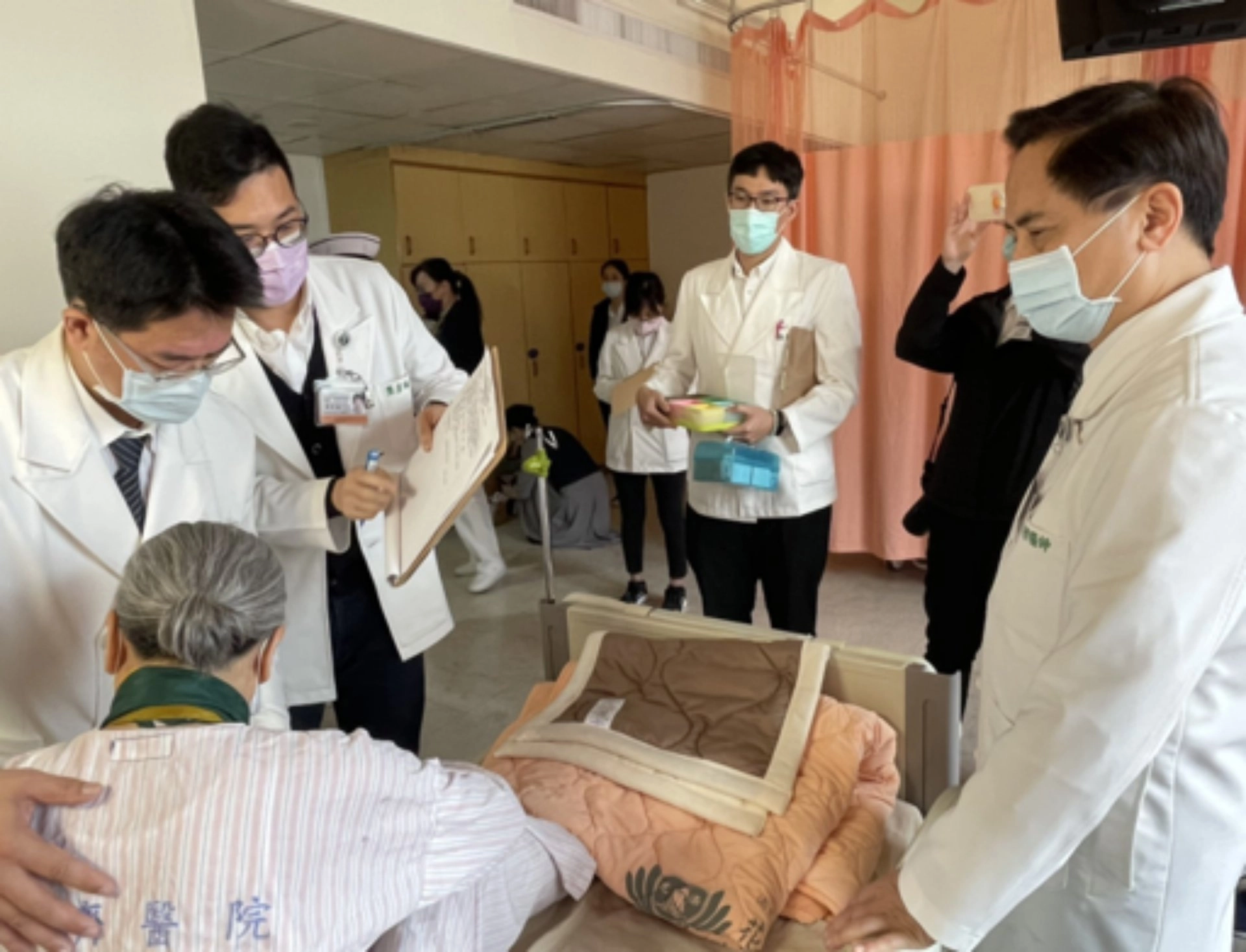 0402臺鐵太魯閣號事故發生災情傳出,花蓮慈濟醫院亦啟動大量傷患應變,中醫師馬上到急診室集合啟動中西醫合療。