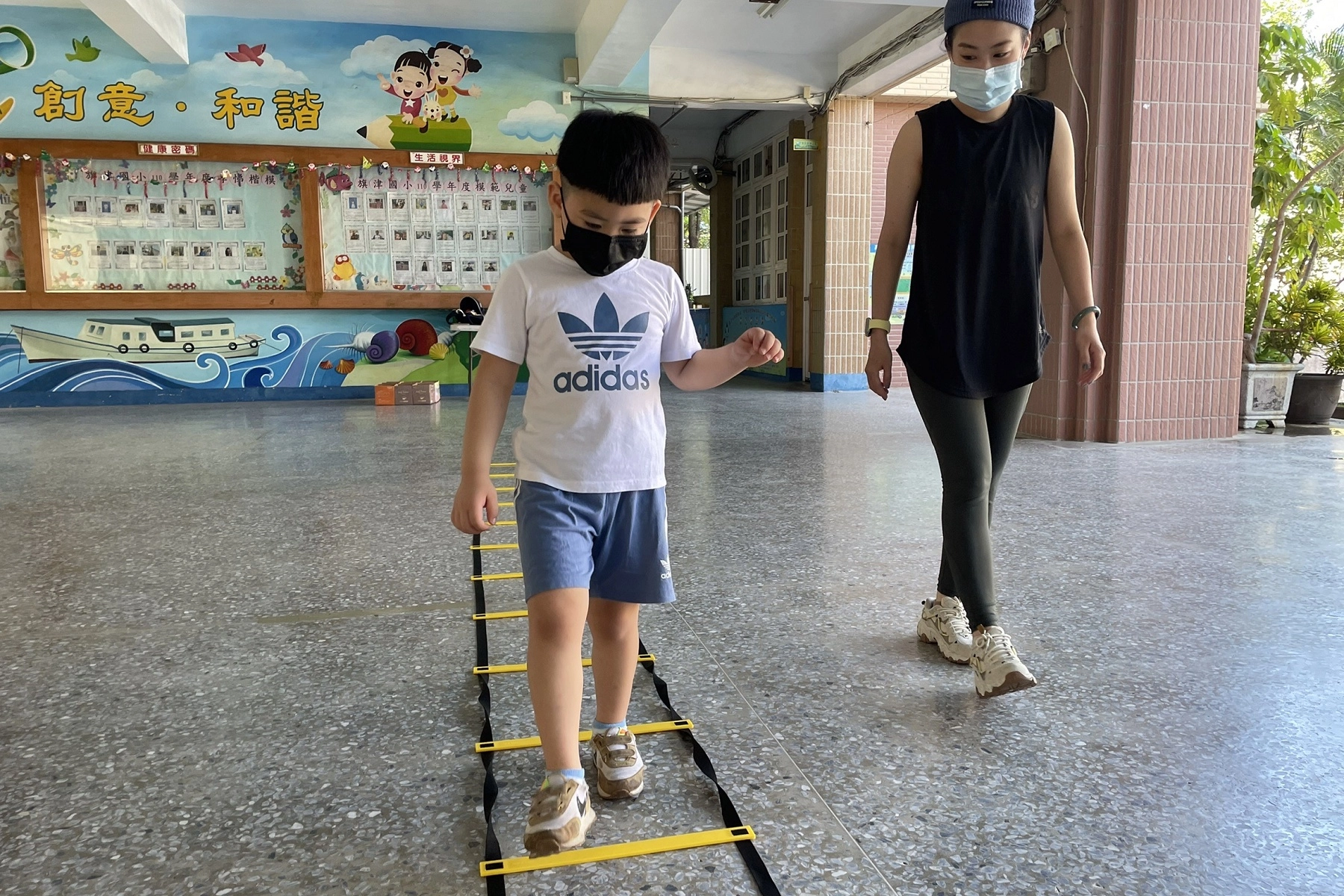 以繩梯小遊戲讓孩子運動