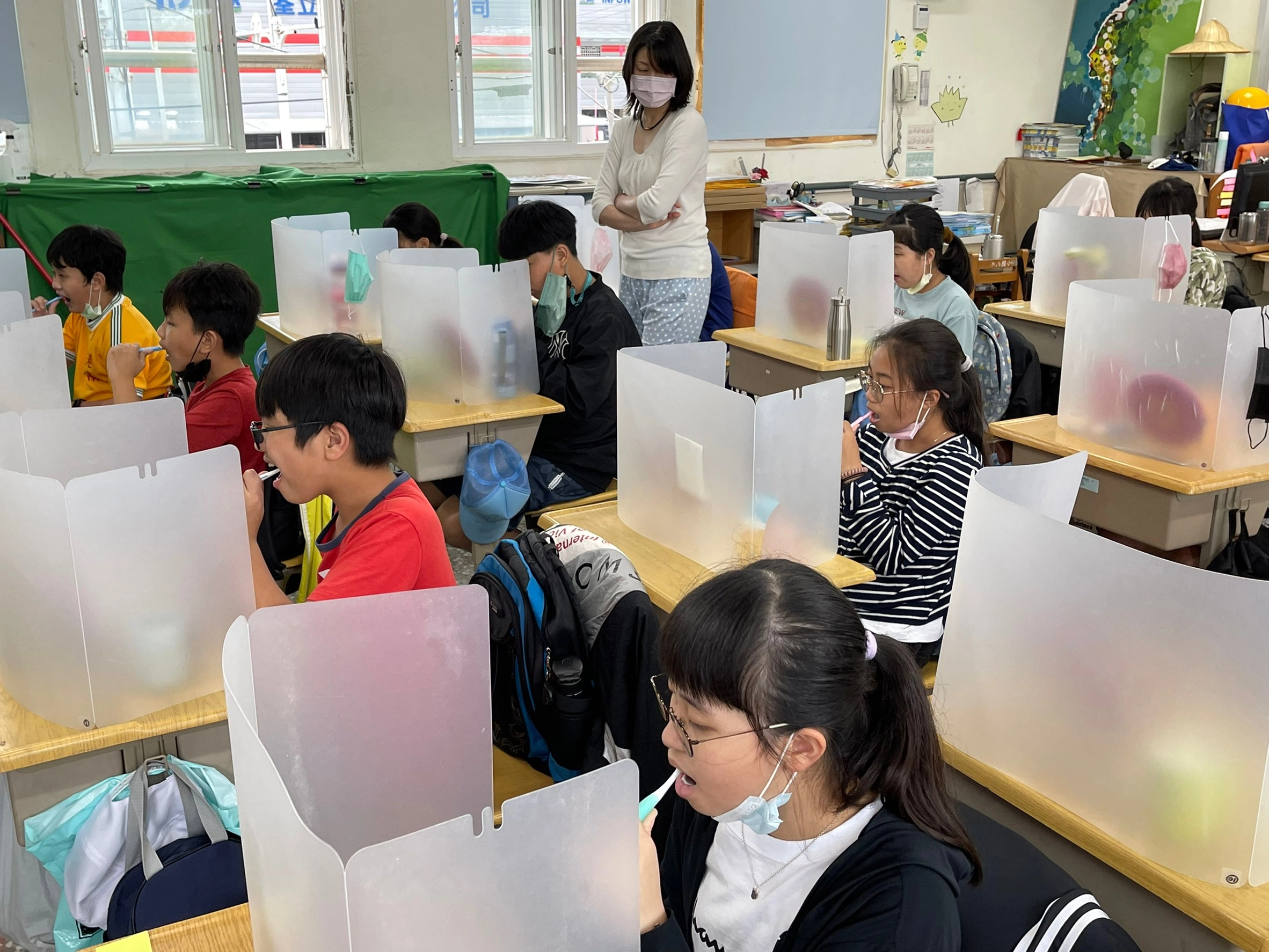 新竹市港南國小,學生餐後隔板進行潔牙(學校提供)