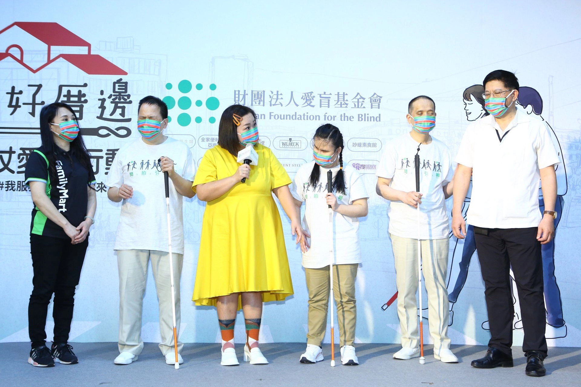 藝人鍾欣凌與愛盲好厝邊愛心企業,一起示範愛盲行動語言「問拍引報」